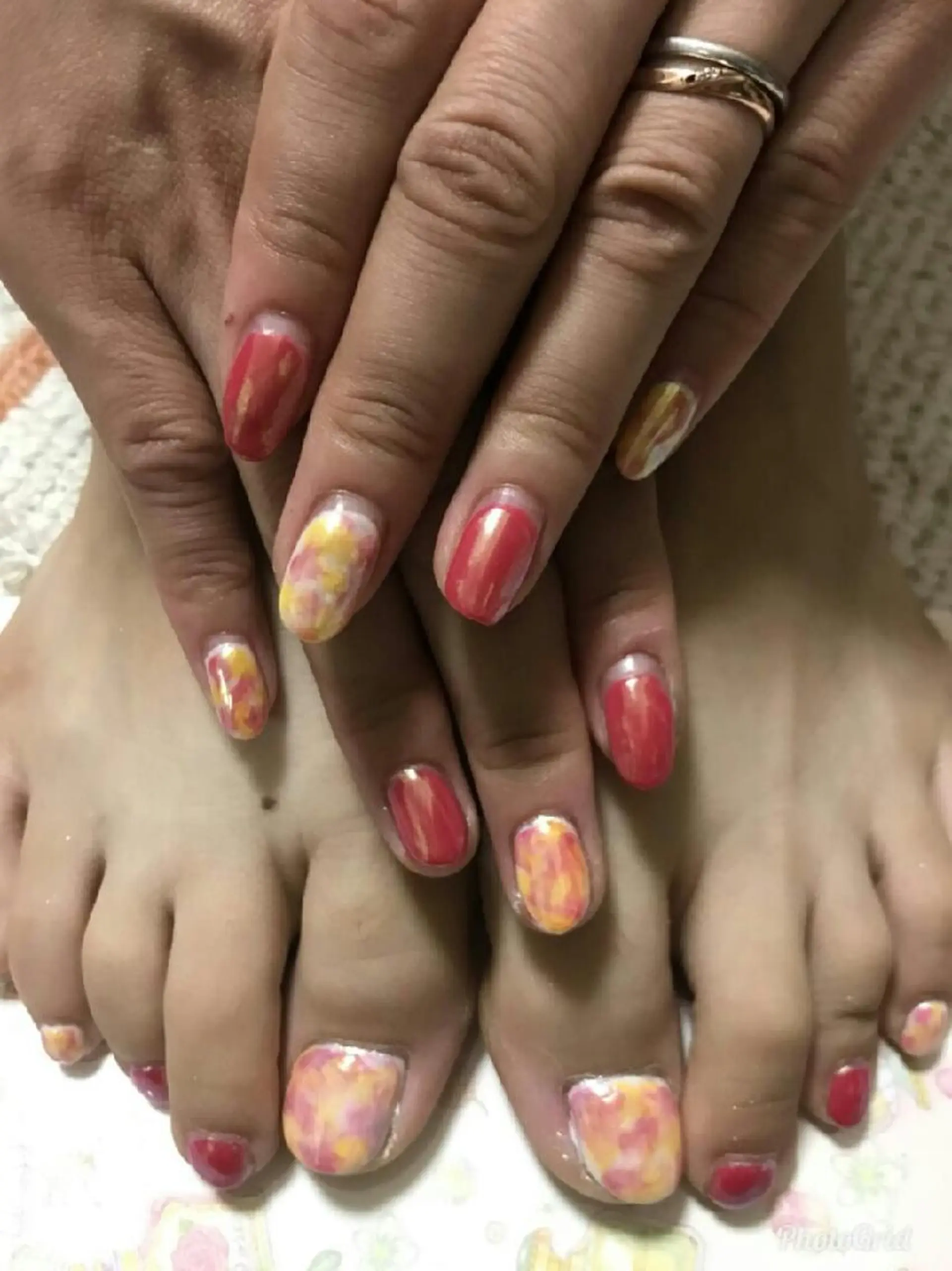 ネイル オーロラネイル キラキラネイル おそろいネイル ピンク 黄色 田代 夏子のネイルデザイン