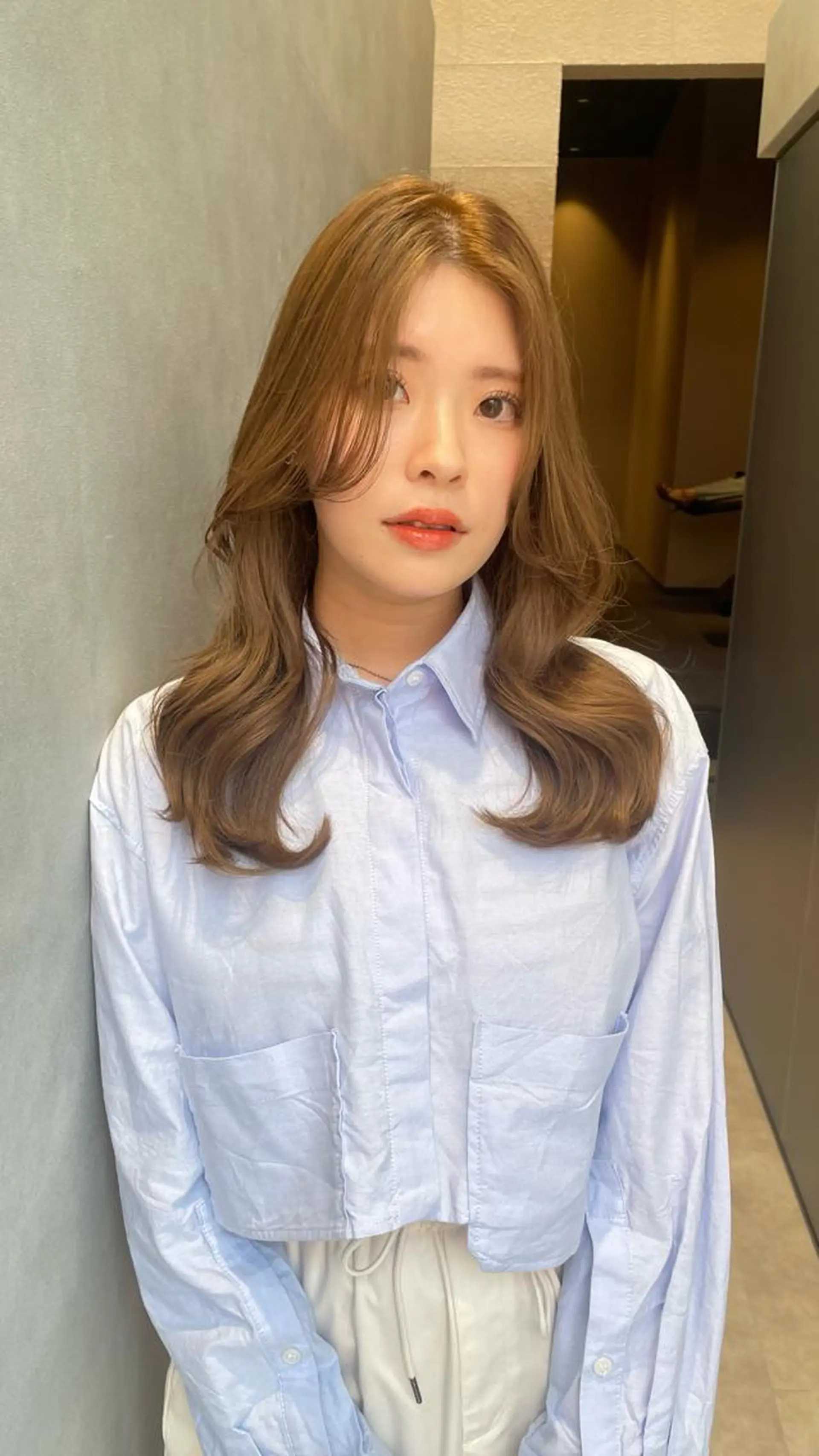 セミロング カラー ベージュカラー ブラウンカラー くびれヘア 韓国風ヘア カット ヘアカラー トリートメント ヘアセット EMANONシェアサロン心斎橋店所属・韓国メンズヘア　ミル クティボブ　足立佳代のヘアスタイル