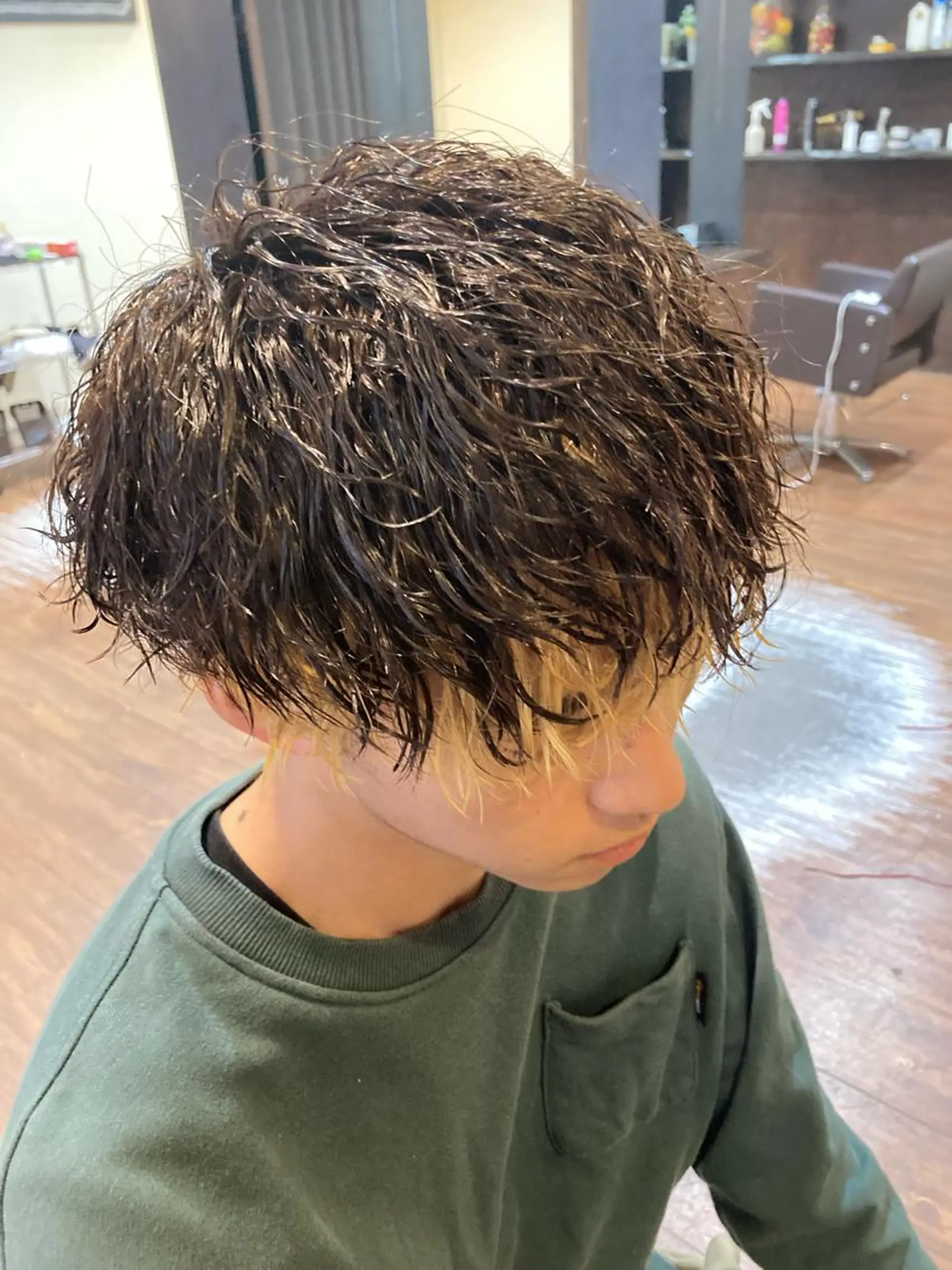 ミディアム パーマ メンズ ミディアムパーマ メンズインナーカラー メンズパーマ パーマが得意な【最高 悠斗】のヘアスタイル