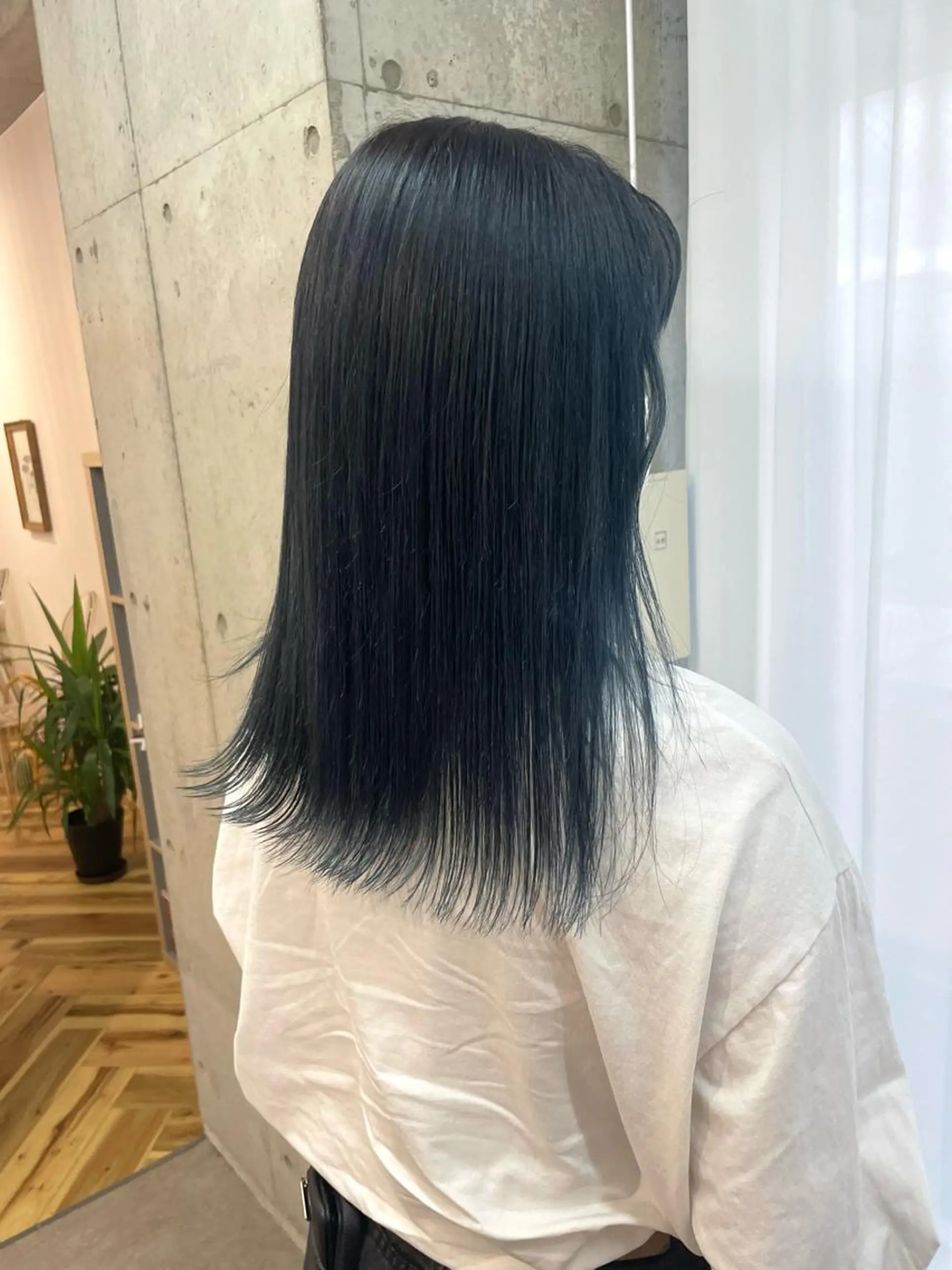 セミロング カラー ブルーカラー lani hair salon所属・SHOTO ハイトー ン/デザインカラーのヘアスタイル