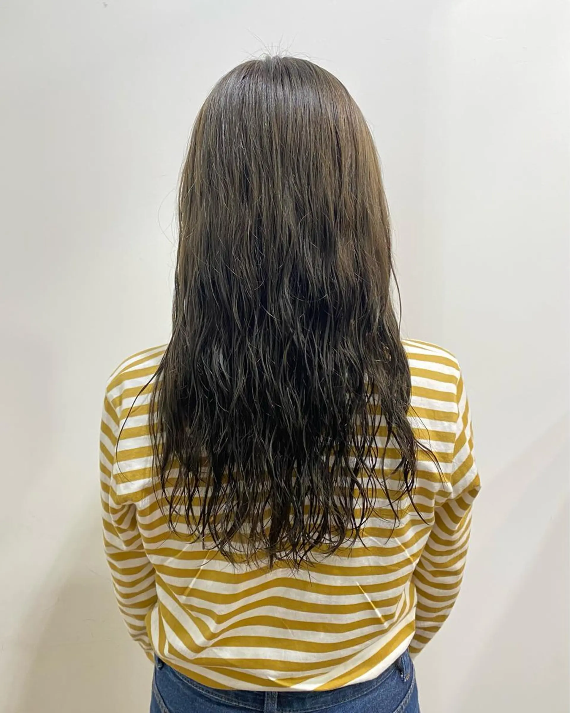 セミロング ヘアカラー つじ みさきのヘアスタイル