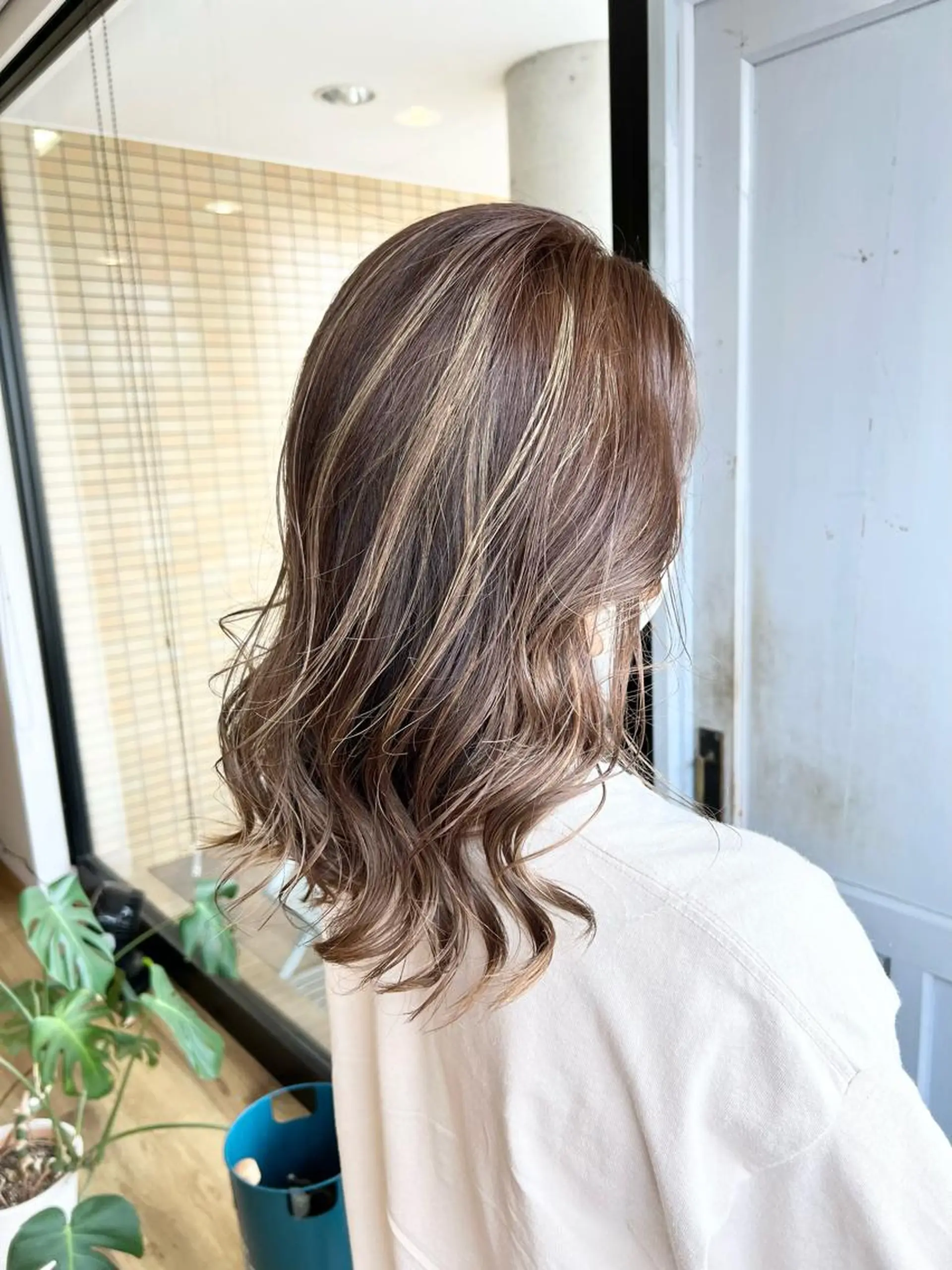 セミロング カラー ベージュカラー ハイライトカラー ハイライト カット ヘアカラー トリートメント 堀 望美のヘアスタイル