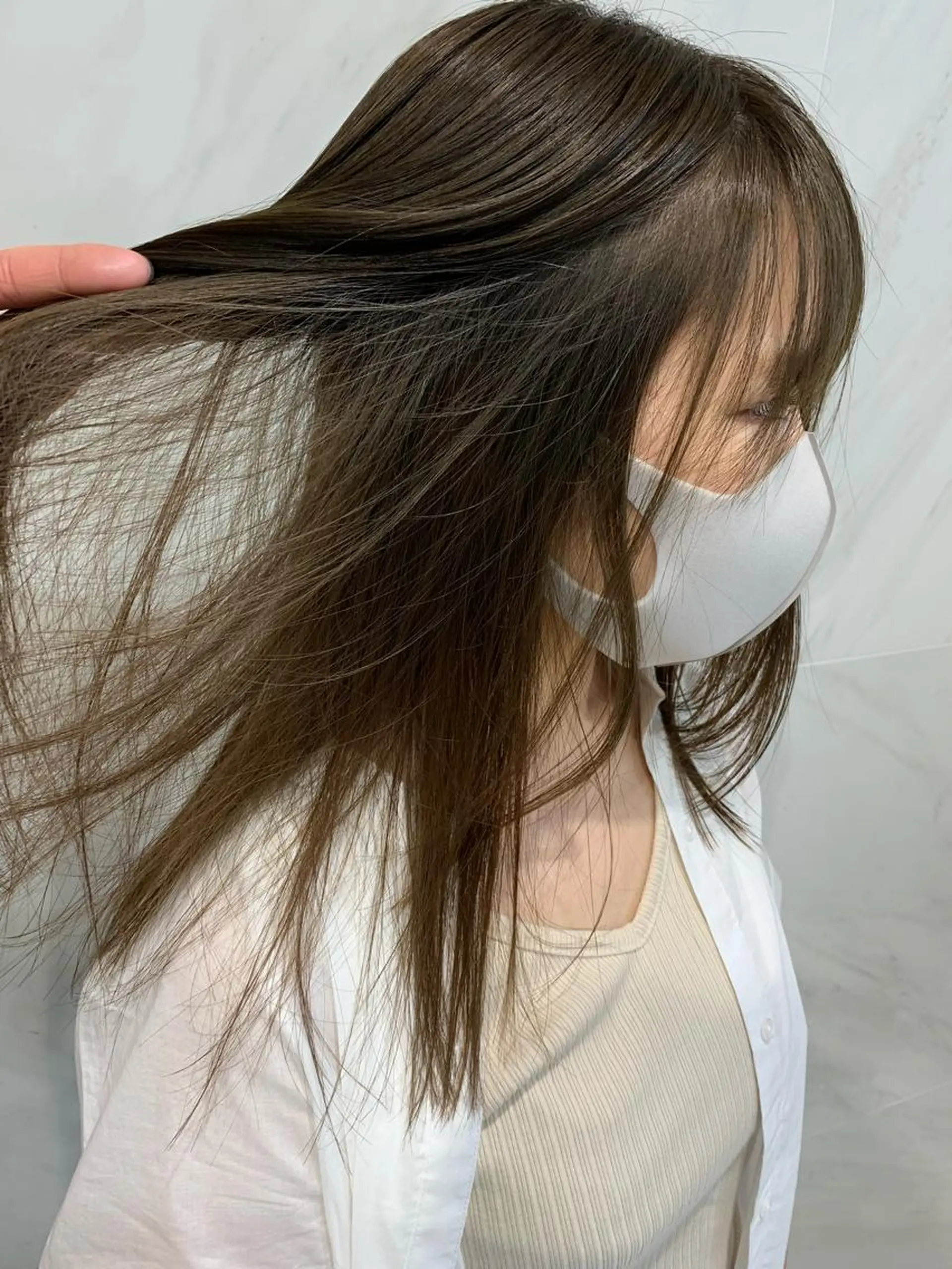 セミロング カラー ベージュカラー ブリーチ ブリーチなしカラー オリーブベージュ TENELE所属・チバ タクミのヘアスタイル