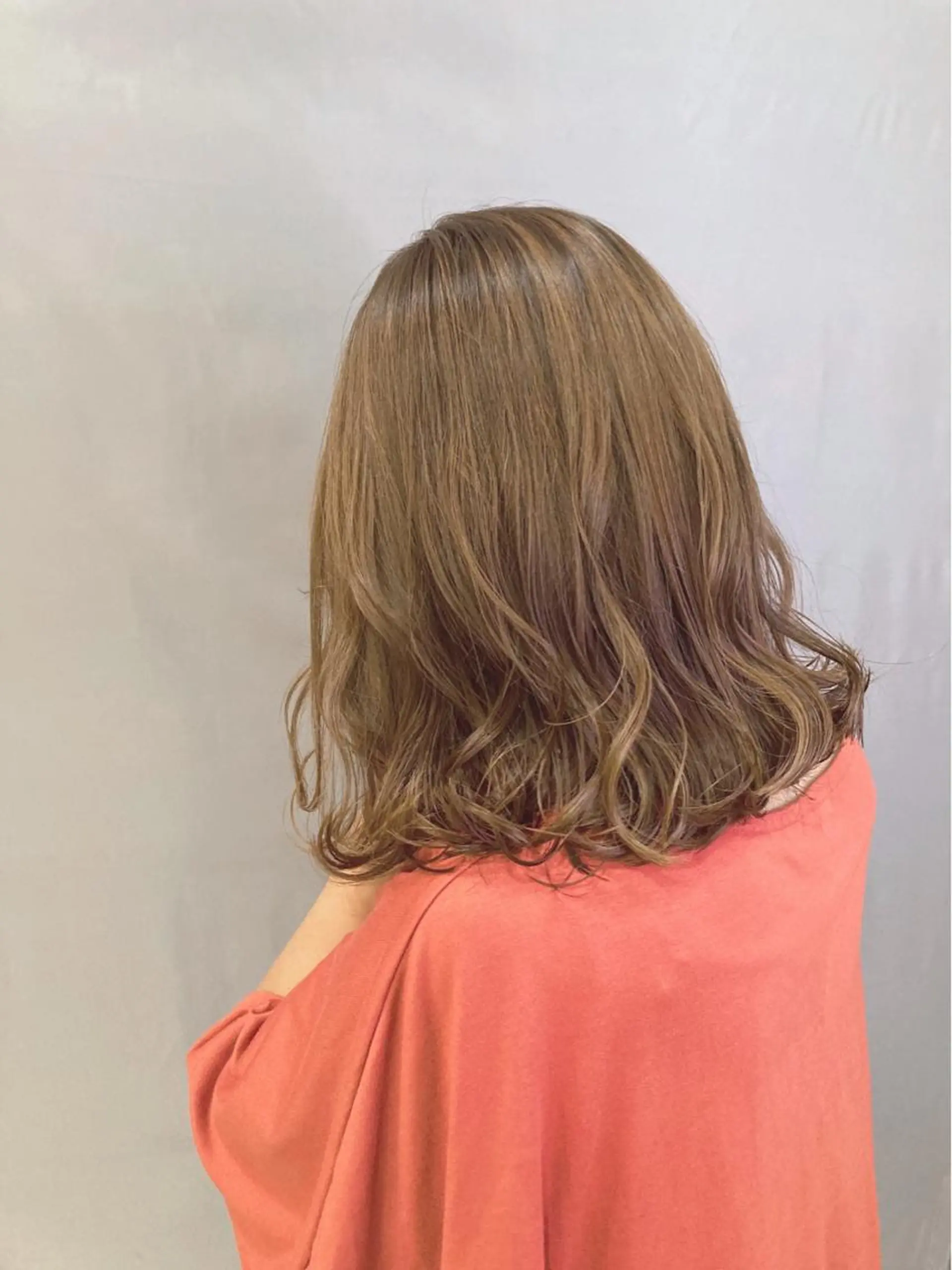 ミディアム カラー 宮原 佳苗のヘアスタイル