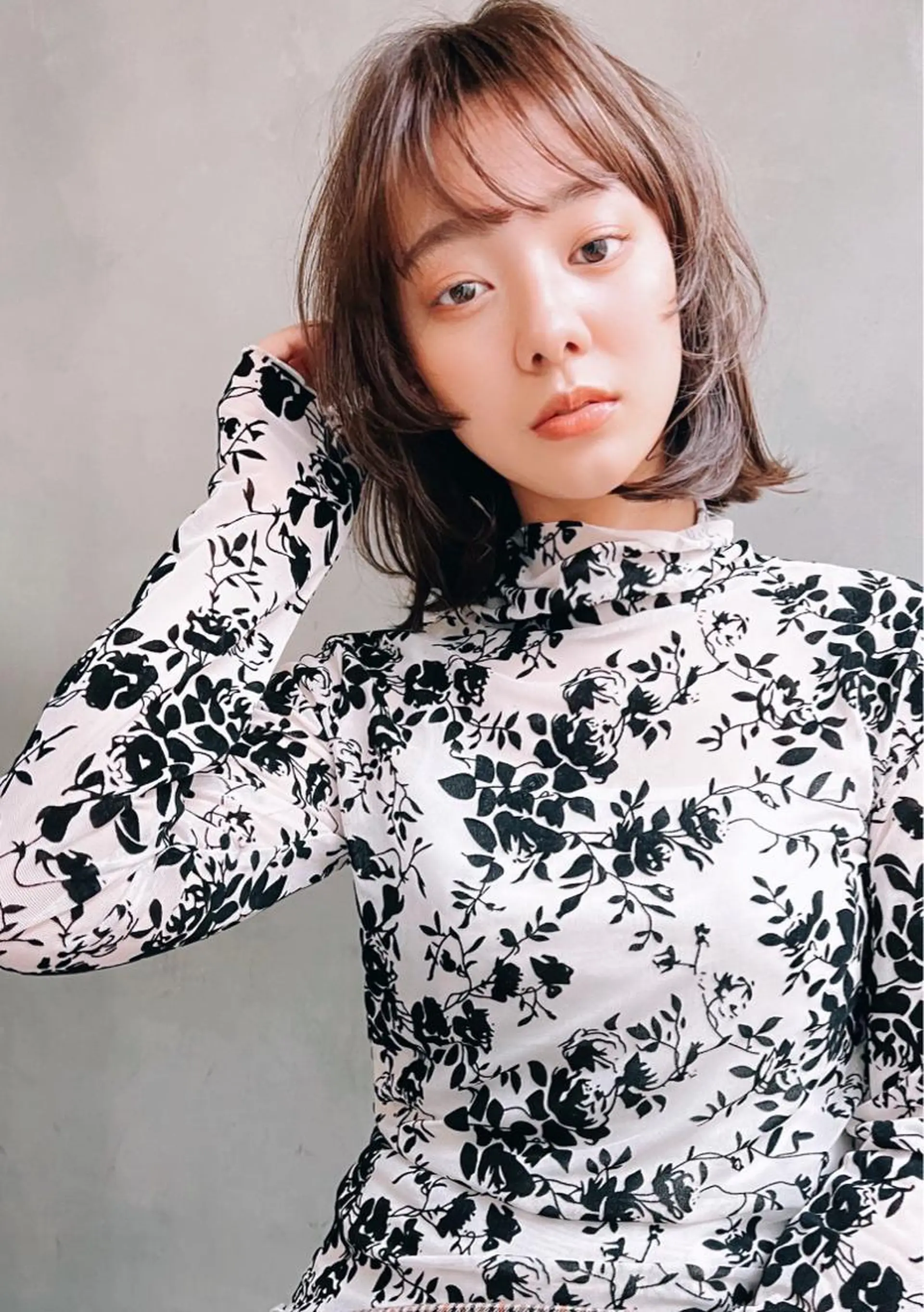 ミディアム 外ハネヘア MUSASHI ブリーチカラー◎のヘアスタイル