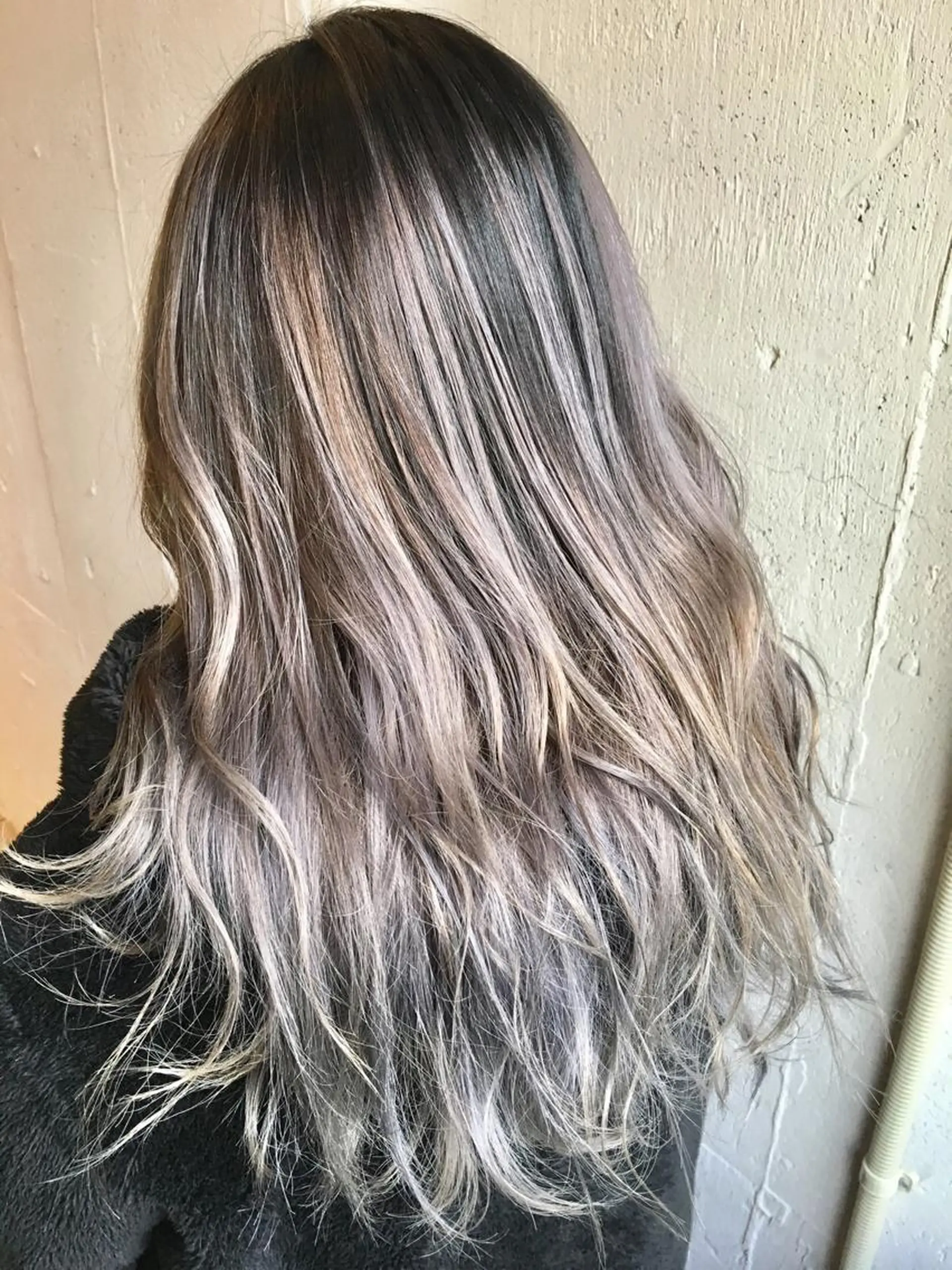 ロング カラー バレイヤージュ ブリーチ ケアブリーチ シルバー レイヤーカット ヘアカラー 💈平島 拓也💈のヘアスタイル