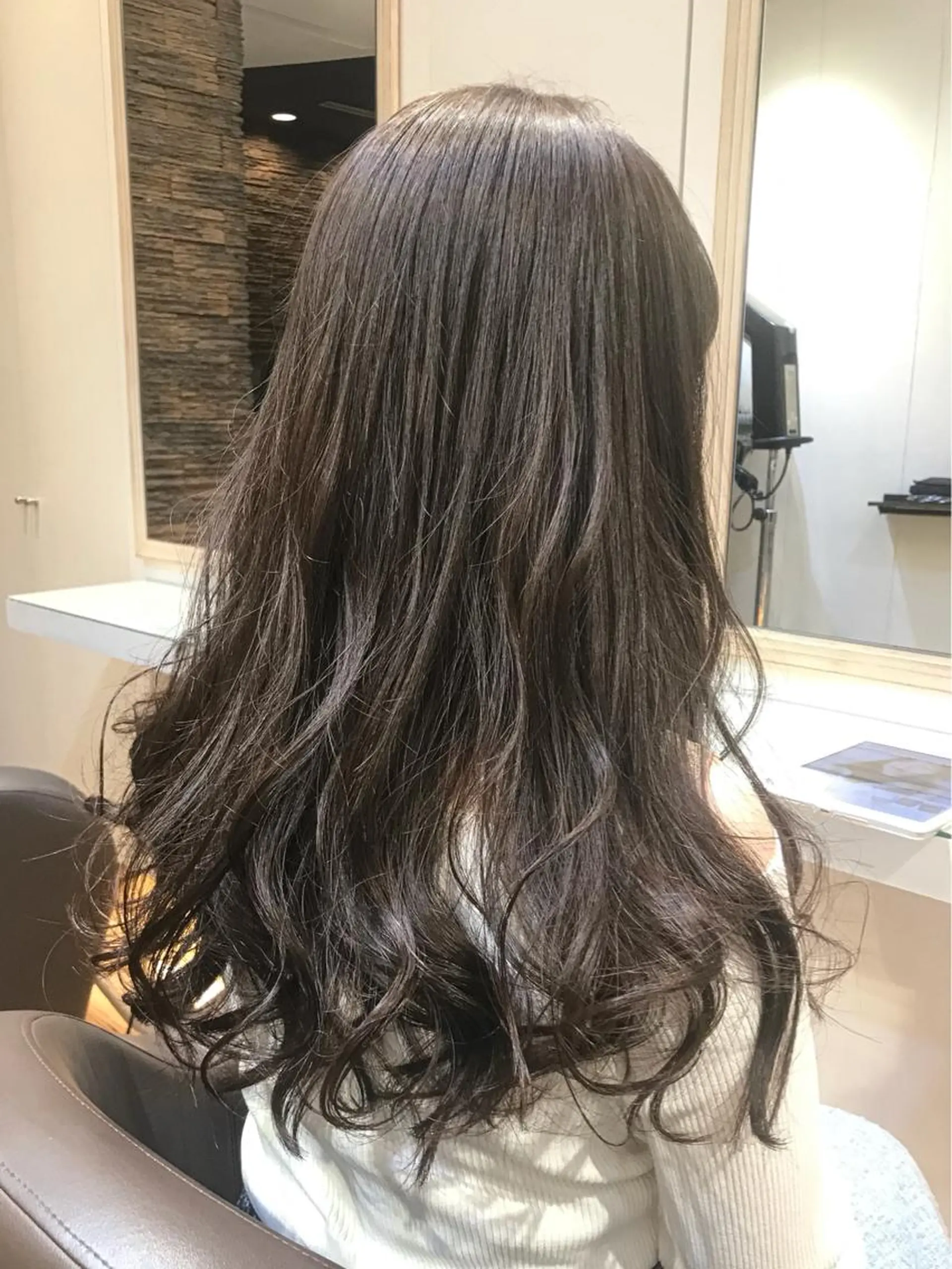 ロング カラー ブリーチ グレージュ IVY hairdesign所属・⚪︎ YUNAのヘアスタイル