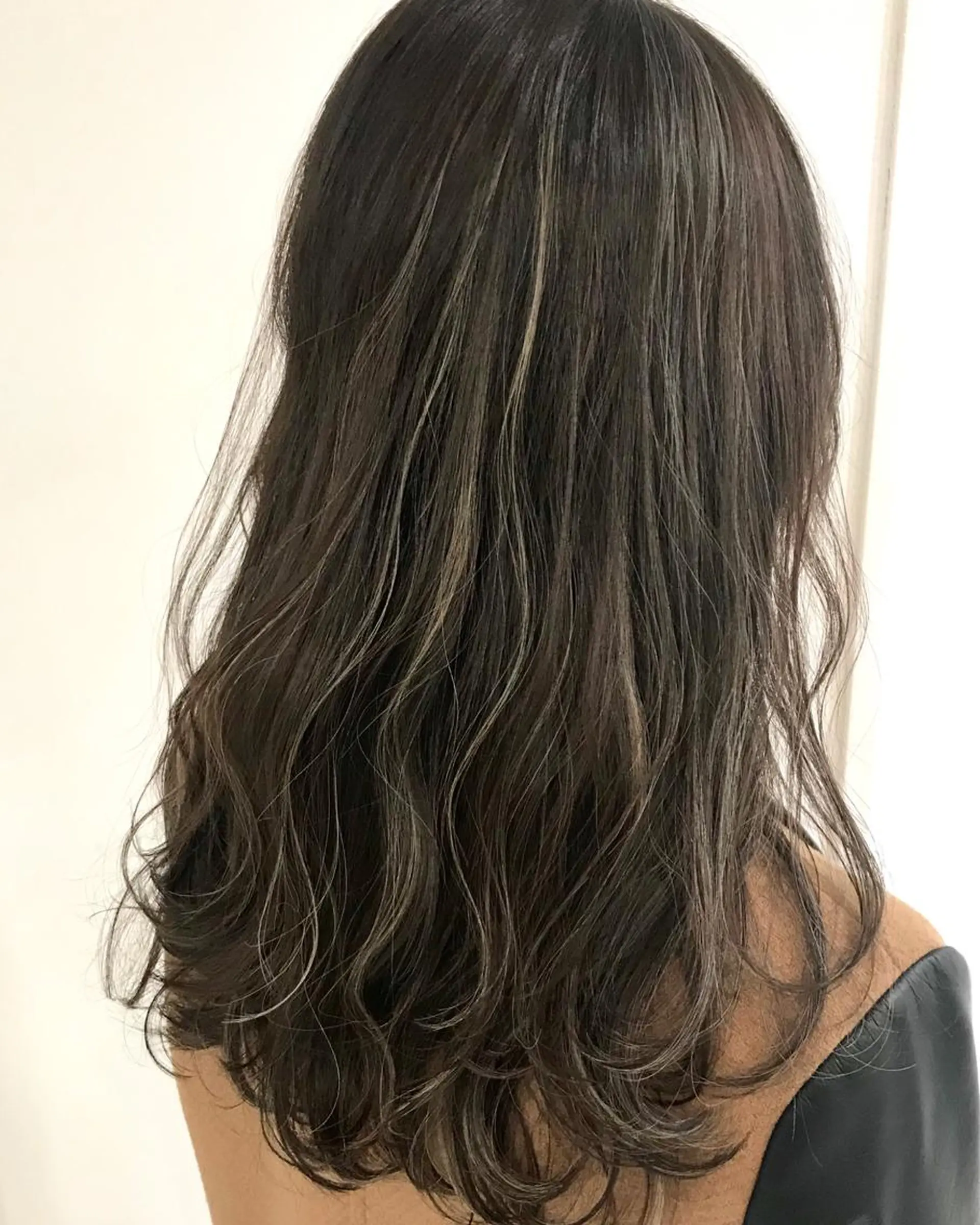 セミロング カラー グレージュ ハイライトカラー ハイライト Heart's所属・若杉 諒のヘアスタイル