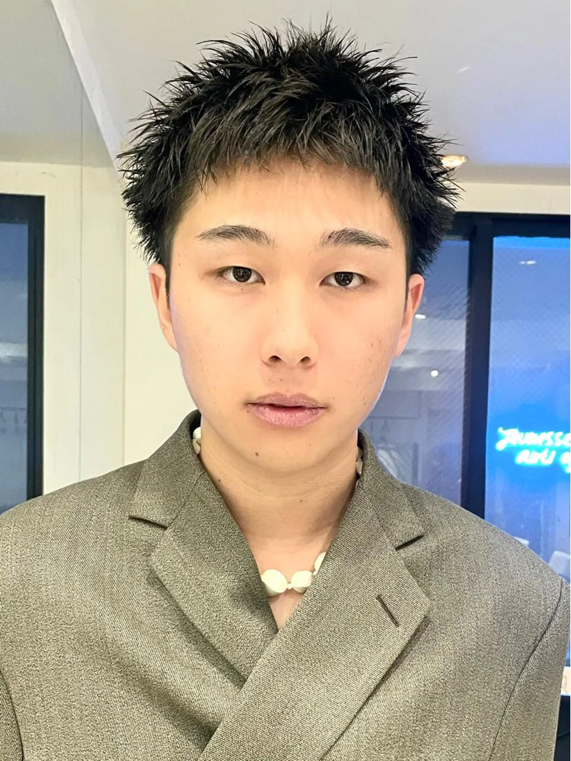 ショート メンズ メンズバレイヤージュ メンズブリーチ センターパート フェードカット メンズハイライト カット トリートメント スパイラルパーマ 🌐hina⭐️のヘアスタイル