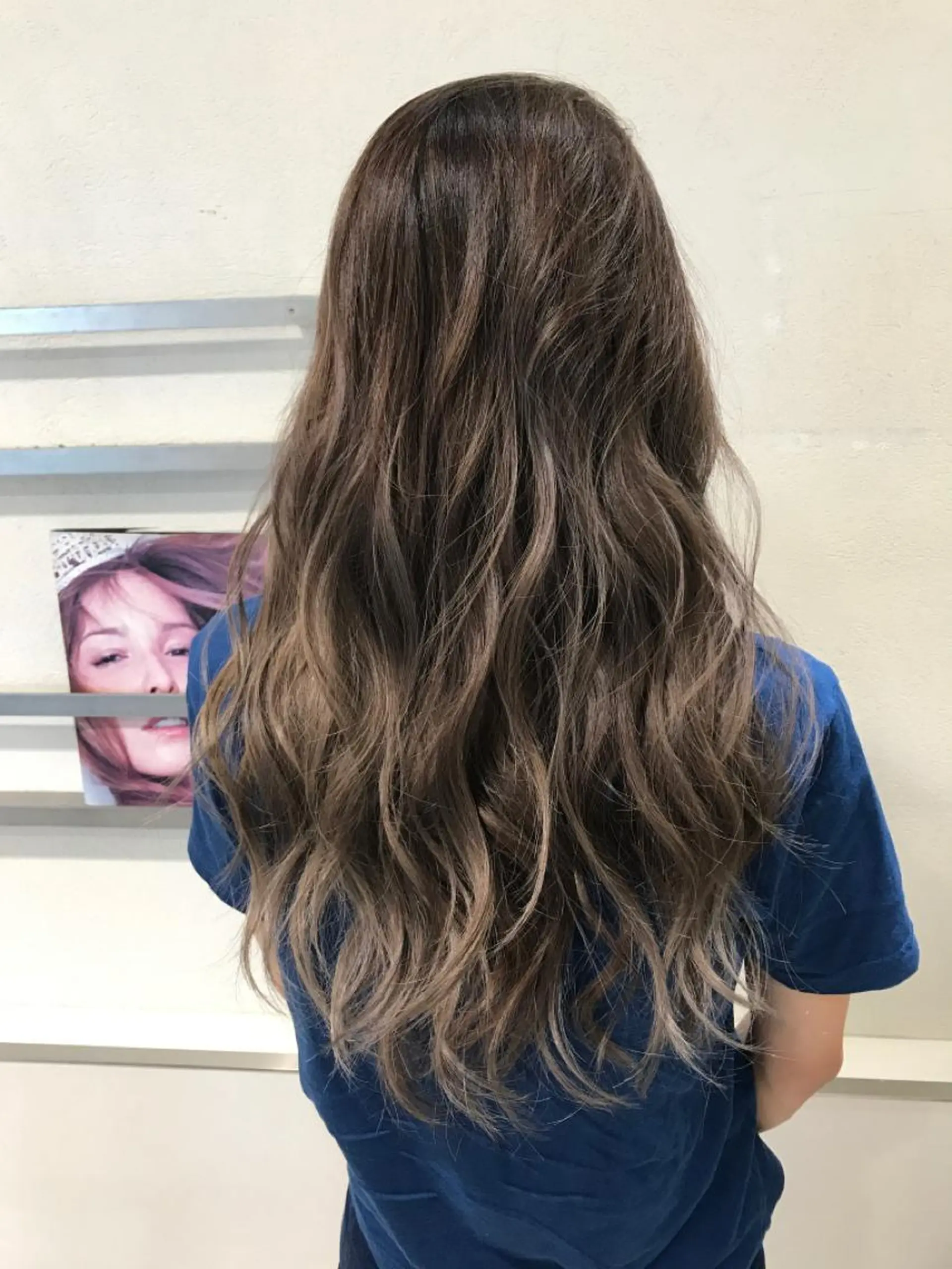 セミロング カラー アッシュ アッシュグレー アッシュグレージュ バレイヤージュ ベージュカラー AMI Hair  supply所属・髪質改善カラー 韓国風レイヤーのヘアスタイル