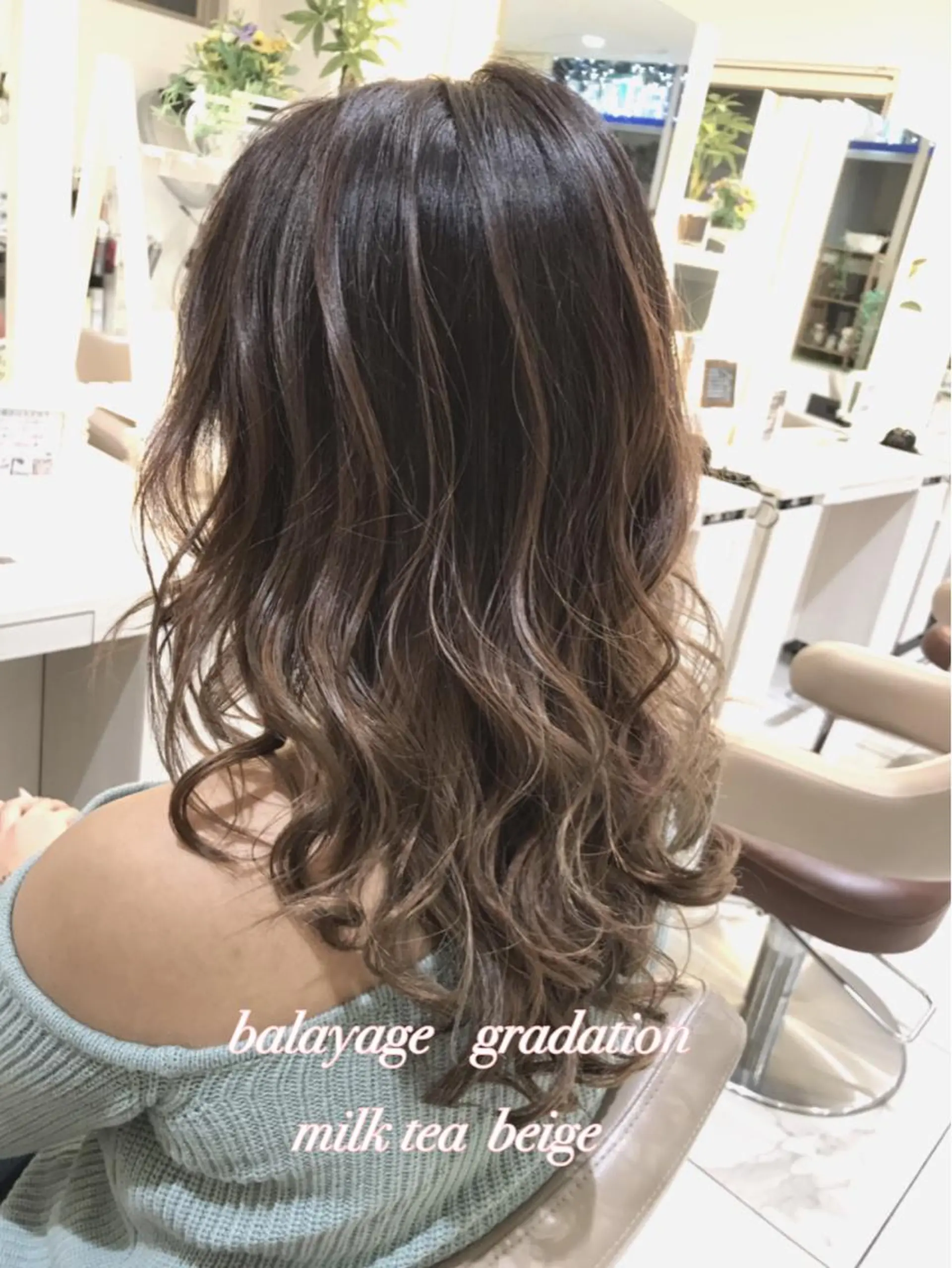 ミディアム カラー バレイヤージュ ベージュカラー グラデーションカラー ミルクティーベージュ レイヤーカット カット ヘアカラー 山崎俊輔/髪質改善 /バレイヤージュのヘアスタイル