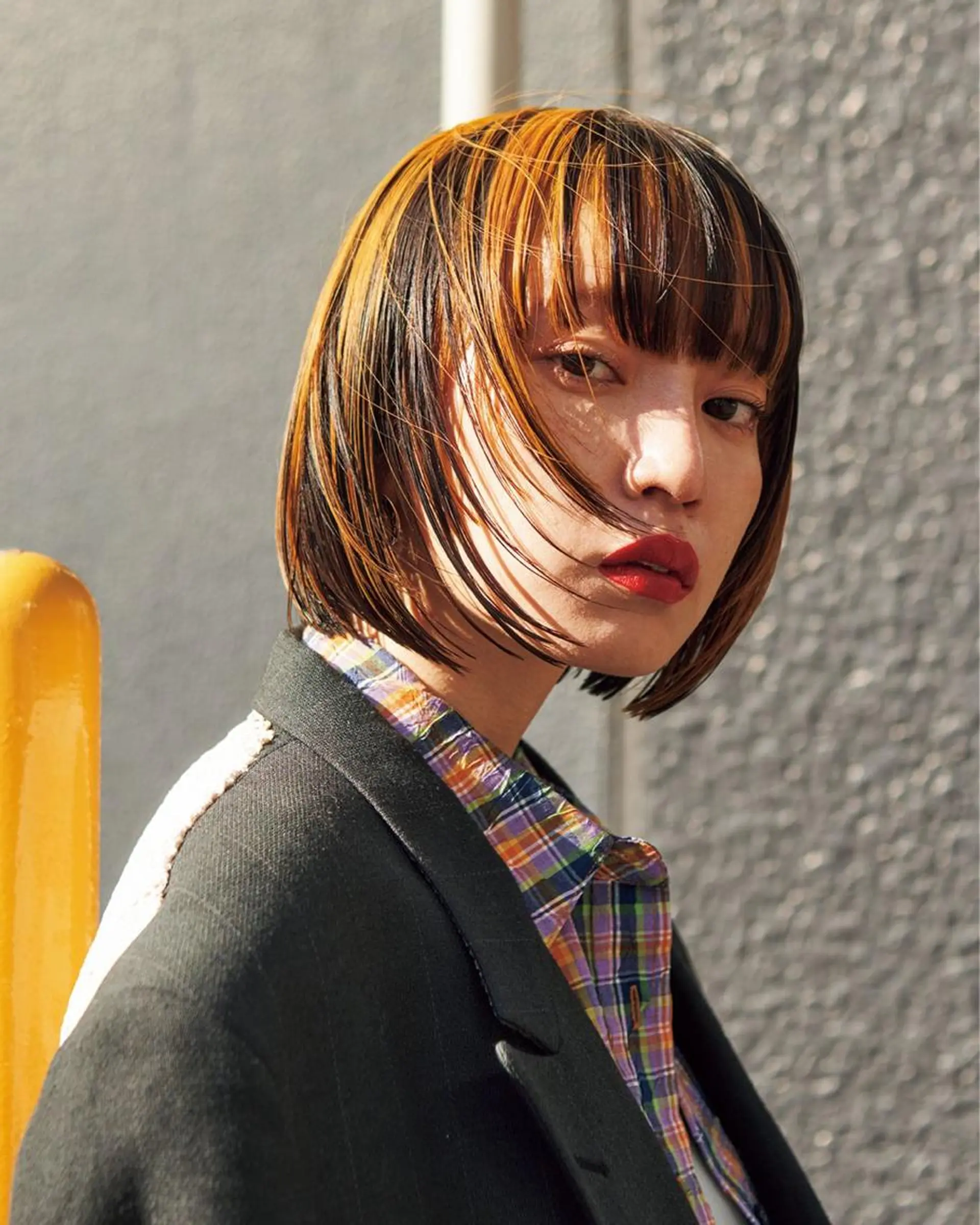 ショート カラー 黒髪 デザインカラー グレーブラック イエローカラー 似合わせカット ケアパーマ喜来雅由のヘアスタイル