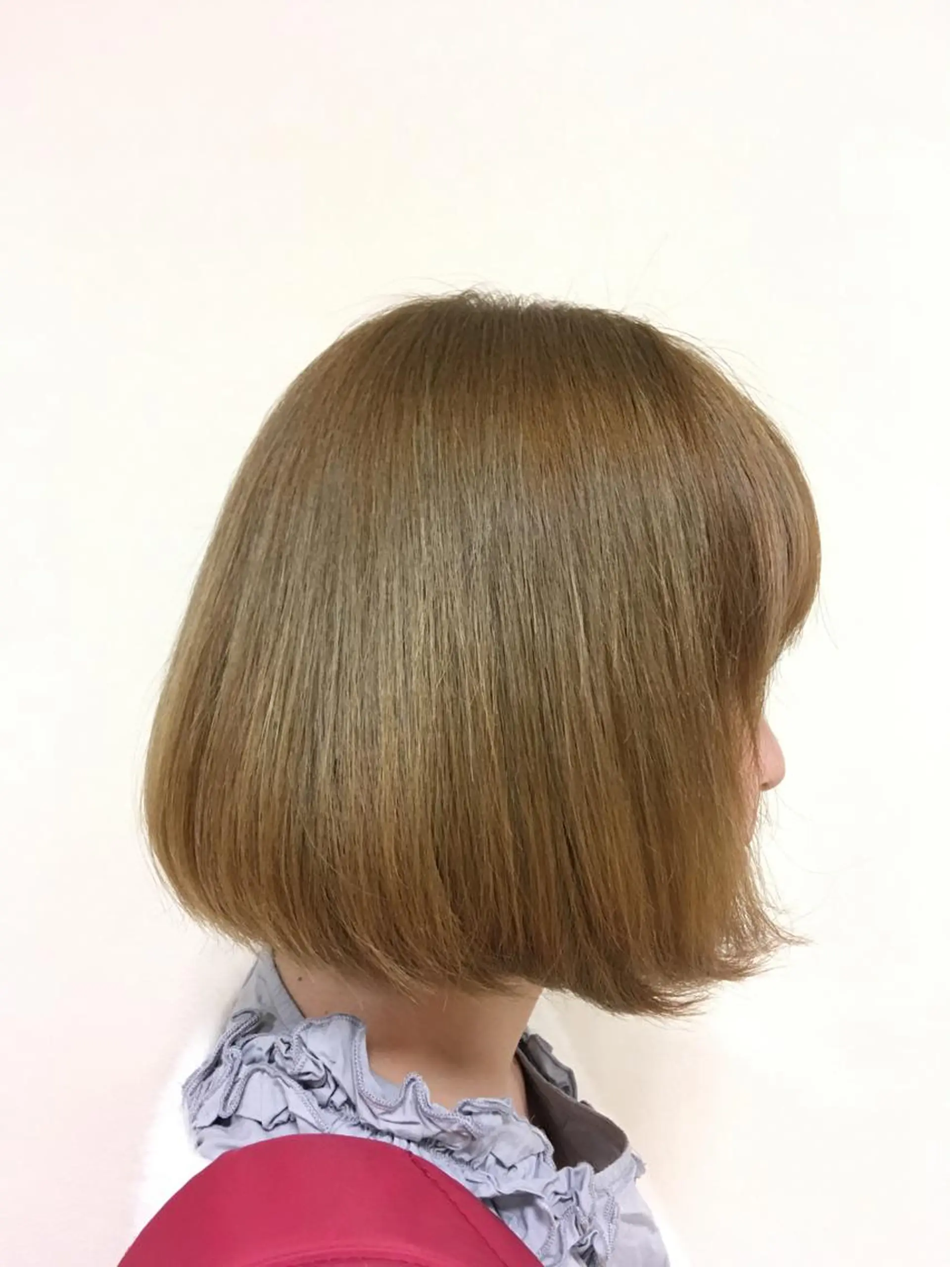 ショート カラー アッシュ ベージュカラー ブリーチ 【Sweep】おじま のぞみのヘアスタイル