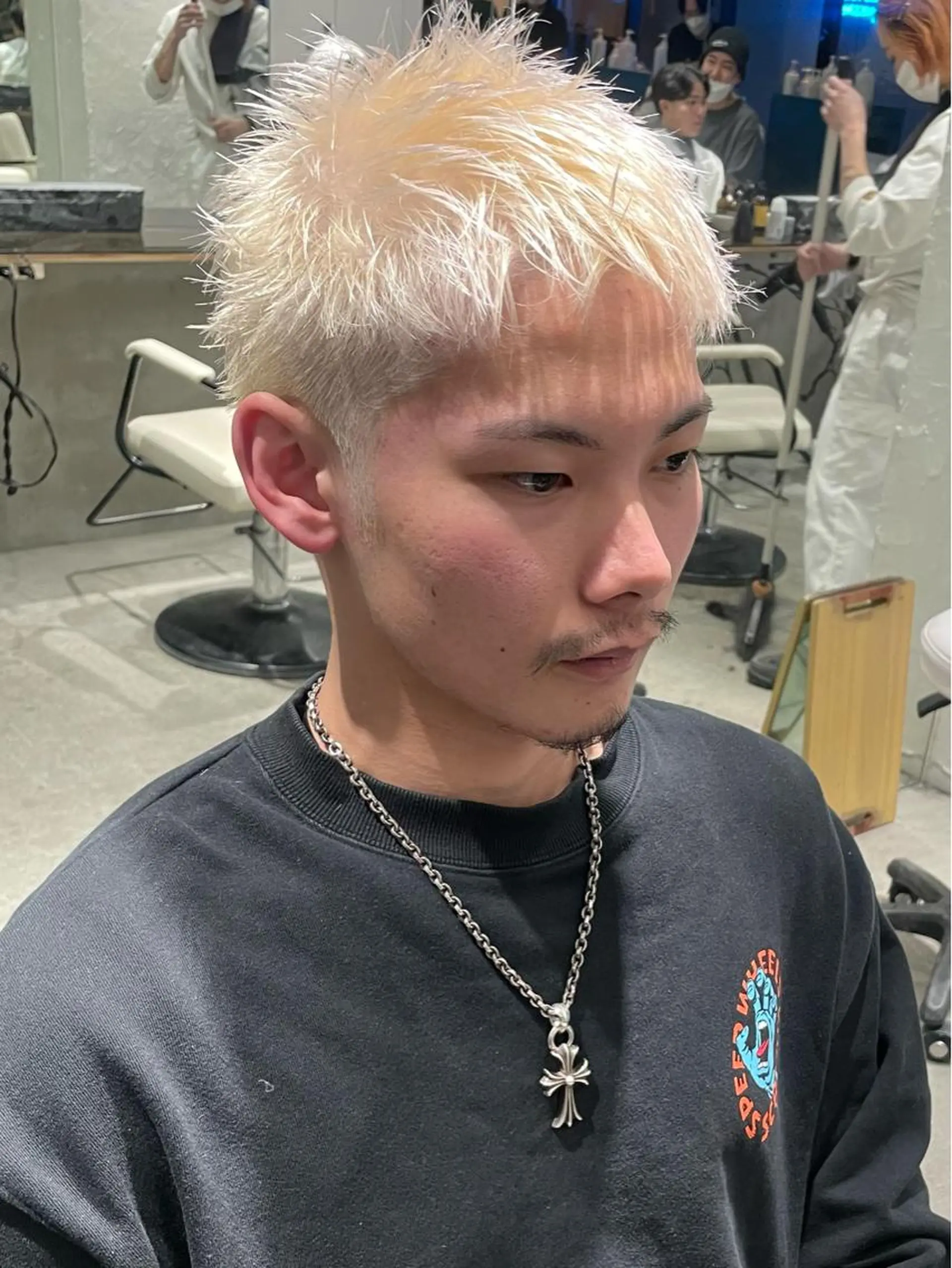 ショート カラー メンズ メンズバレイヤージュ メンズブリーチ センターパート フェードカット メンズハイライト スパイラルパーマ 🌐hina⭐️のヘアスタイル