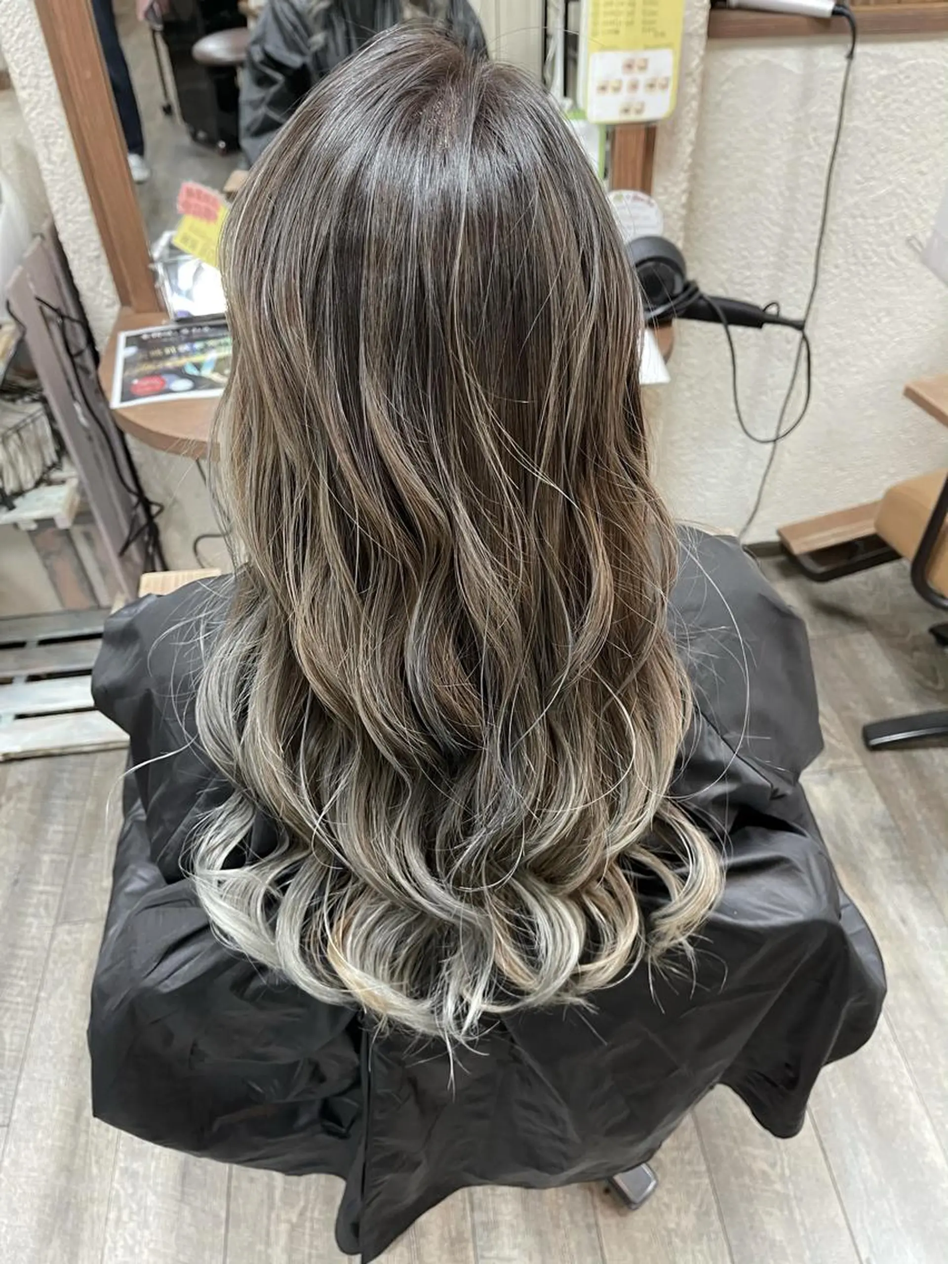 ロング カラー グラデーションカラー ハイライトカラー シルバー ハイライト 磧本 祐里恵のヘアスタイル