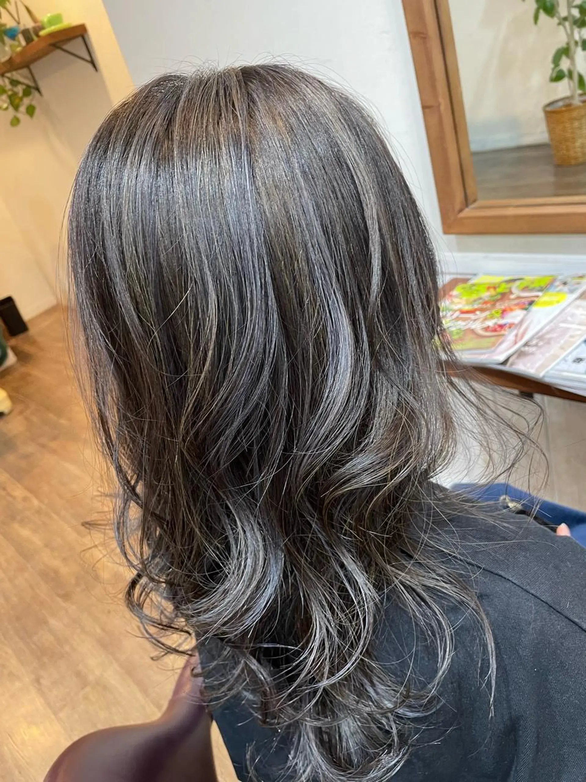 セミロング カラー 塩崎 明菜のヘアスタイル