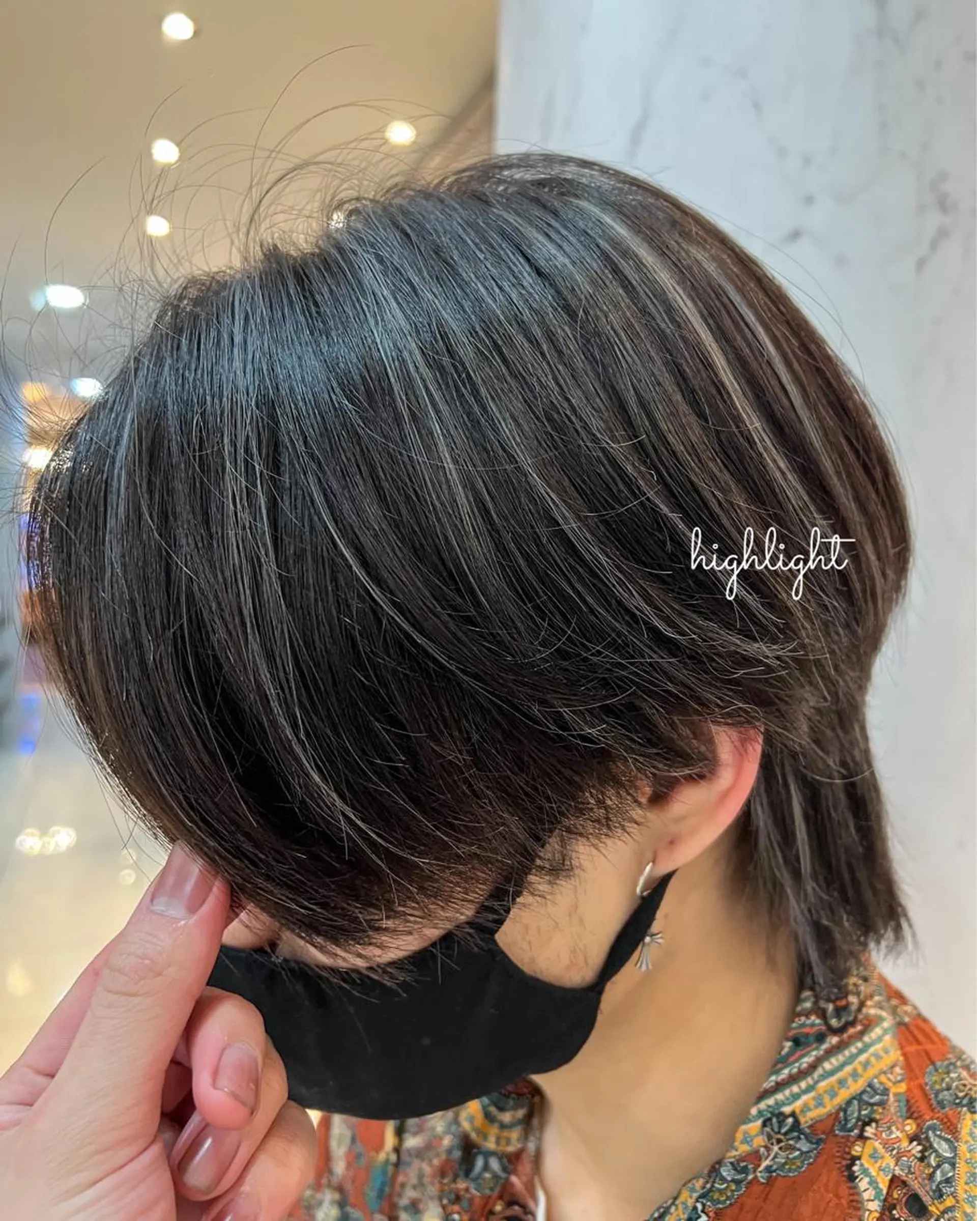 ショート カラー メンズ メンズブリーチ センターパート メンズハイライト メンズインナーカラー ブリーチ 小山 雄大のヘアスタイル