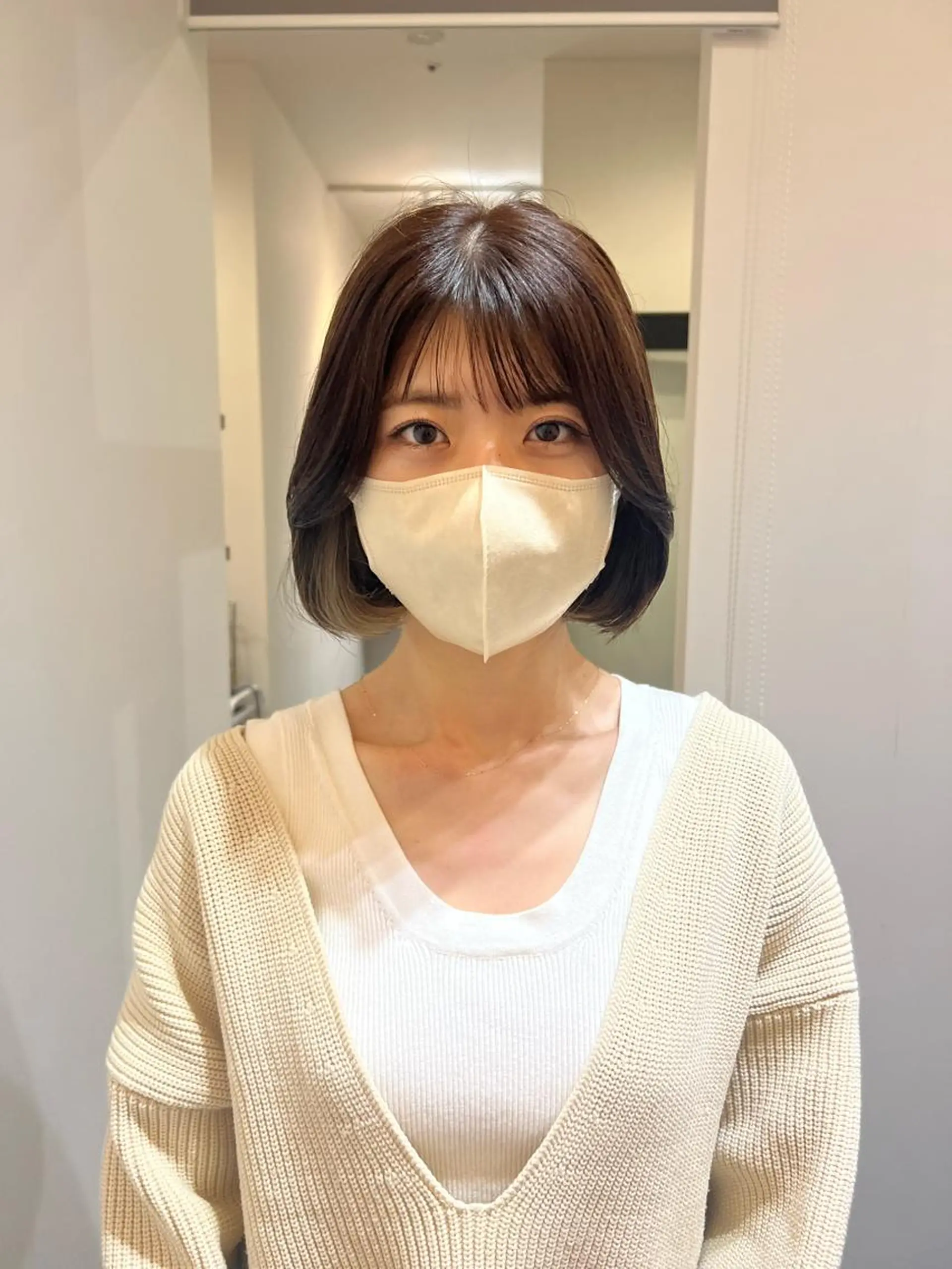 ショート カラー ベージュカラー イヤリングカラー ホワイトベージュ ボブ しおり/パーマ/ newi町田のヘアスタイル