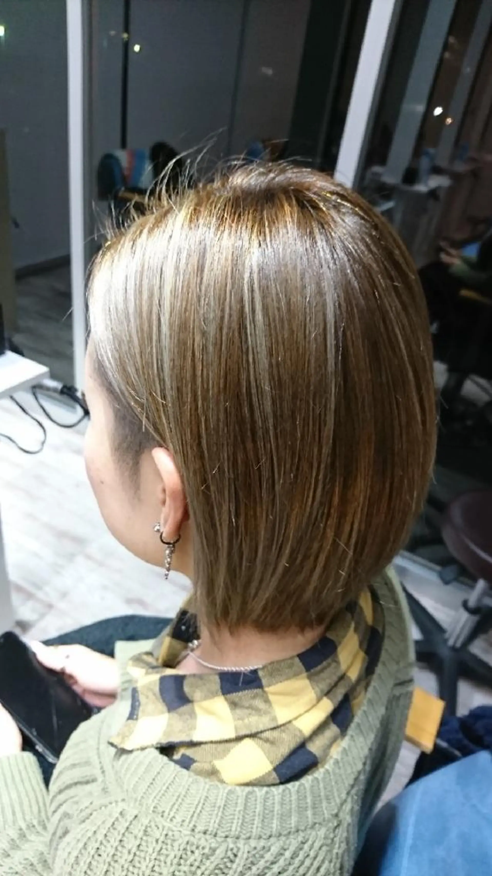 ショート カラー グラデーションカラー ハイライトカラー シルバー ハイライト 中嶌 健一のヘアスタイル