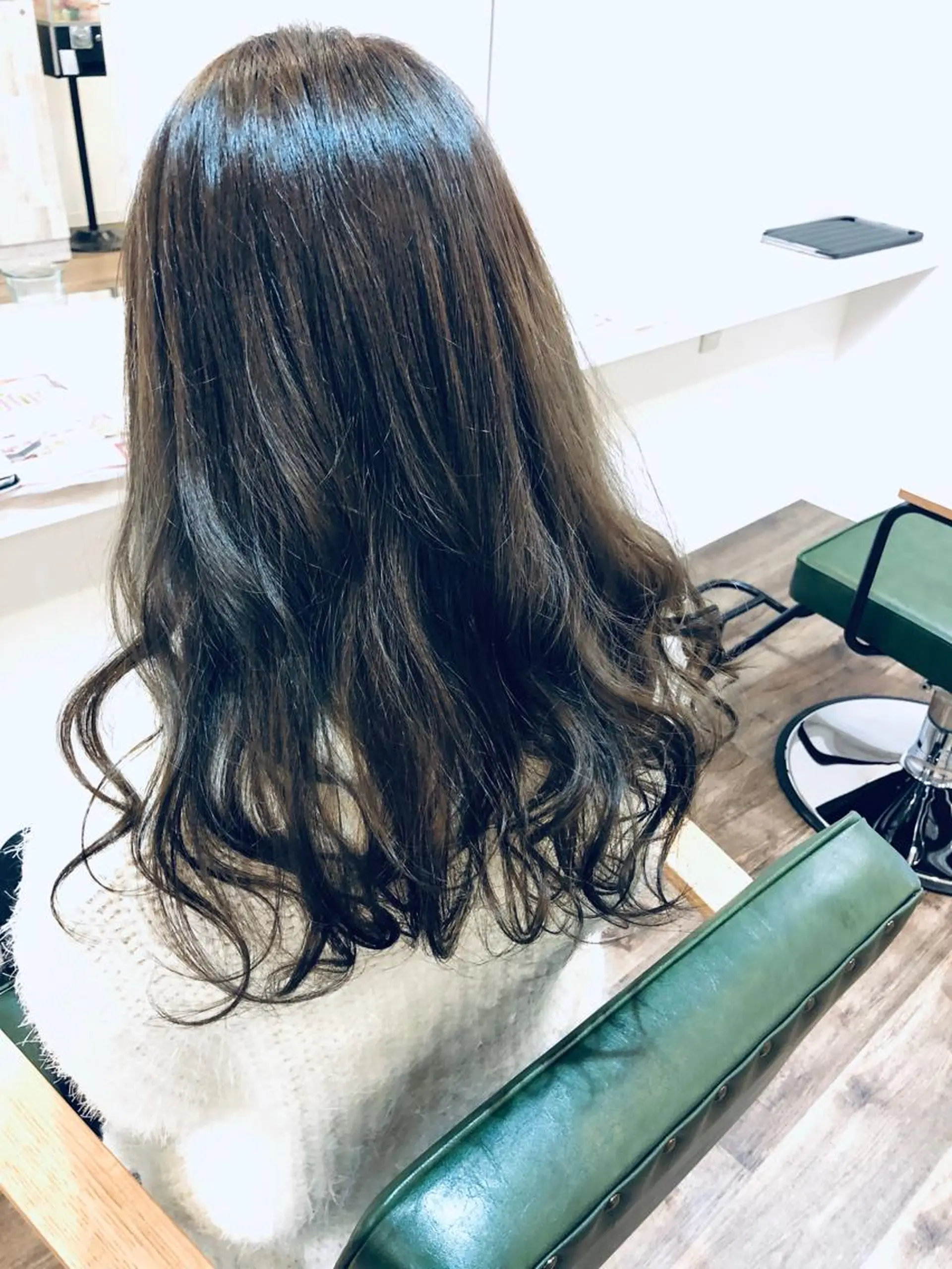 ロング カラー パーマ アッシュ カット ヘアカラー m ā l o. マァロのヘアスタイル