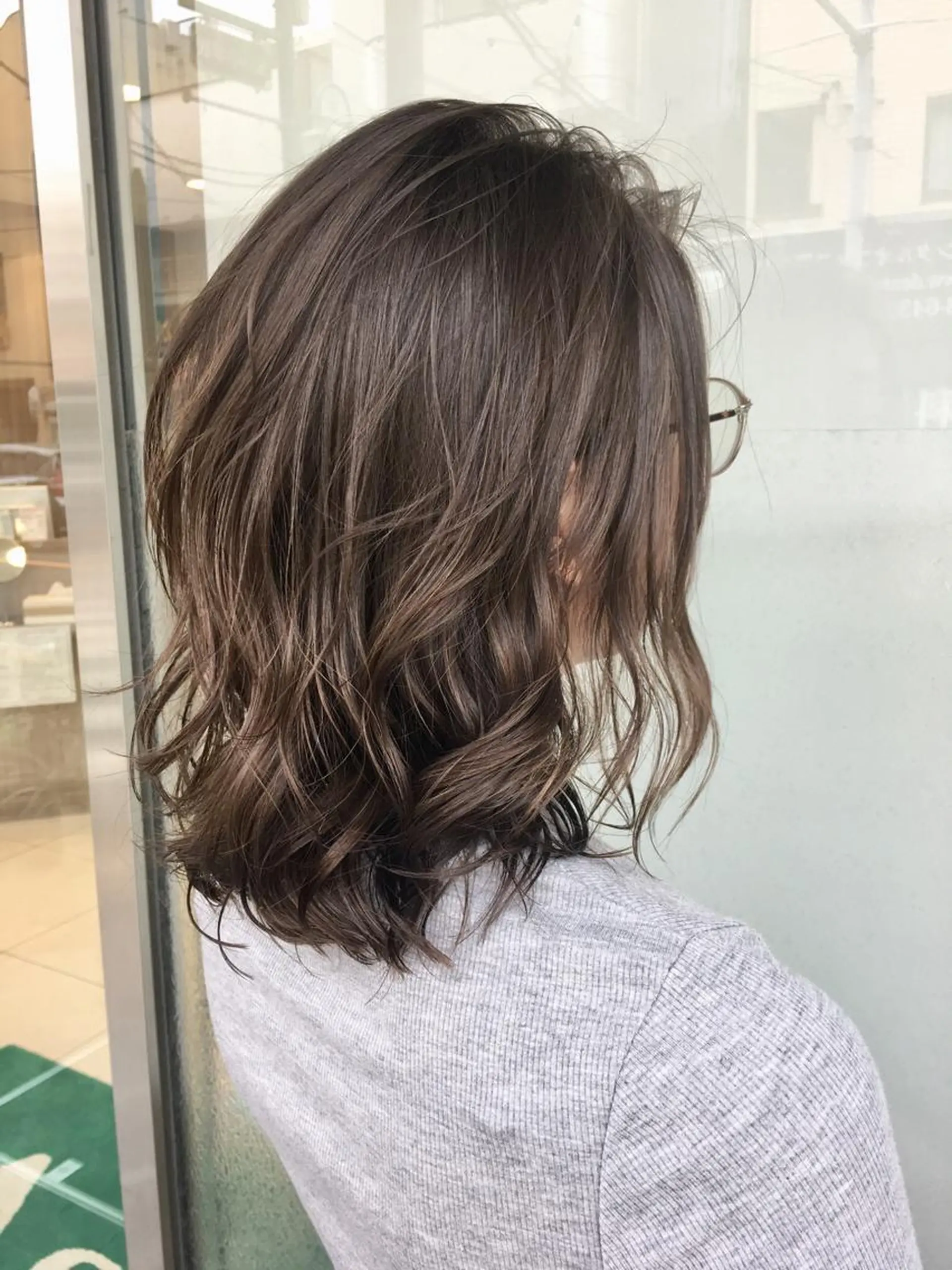 セミロング カラー グレージュ ハイライトカラー イルミナカラー ハイライト 寺内 紳悟のヘアスタイル