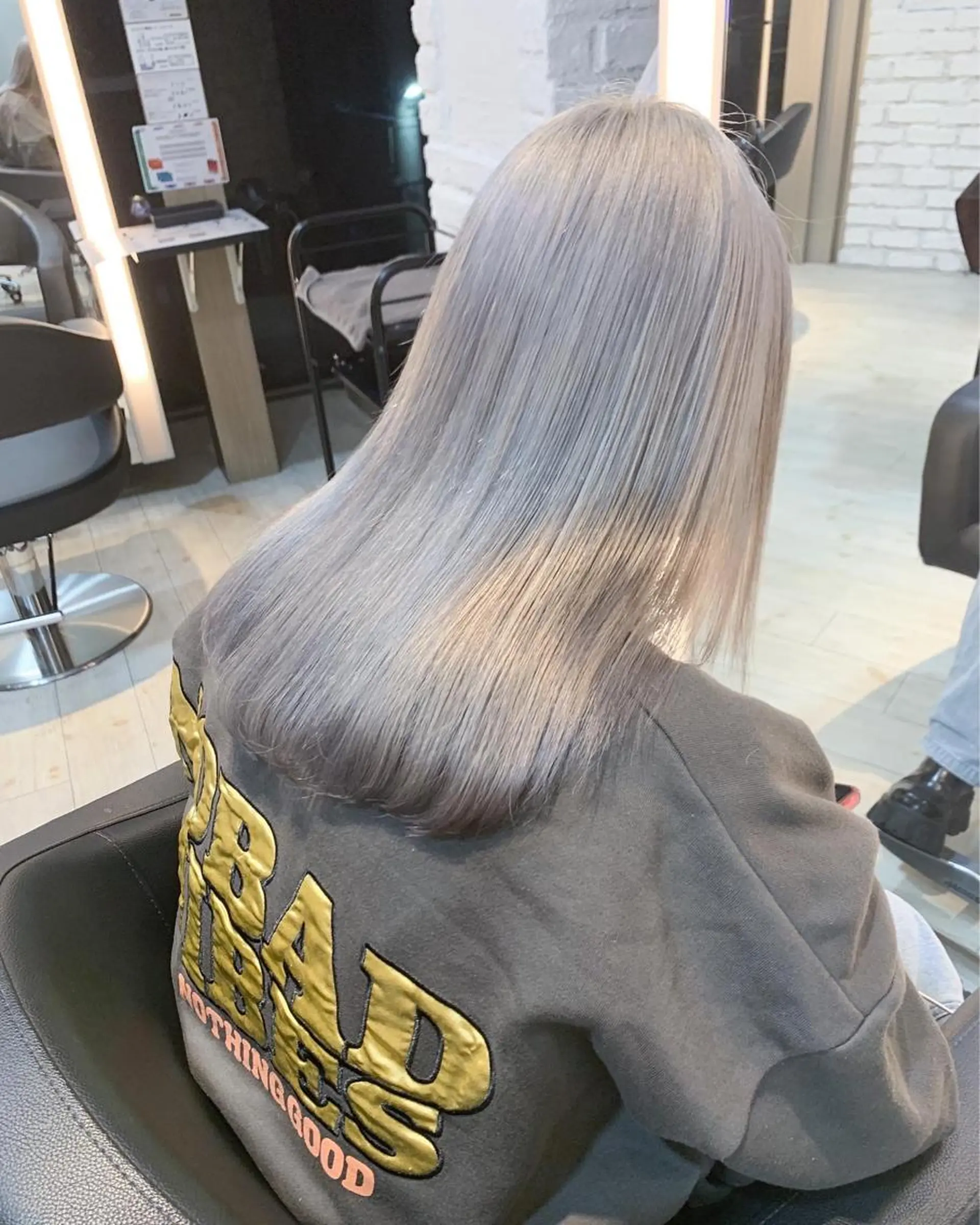 ロング カラー グレージュ シルバー シルバーグレージュ カット ヘアカラー トリートメント 鈴木/ミルクティー/ ブリーチ/ボブ/のヘアスタイル