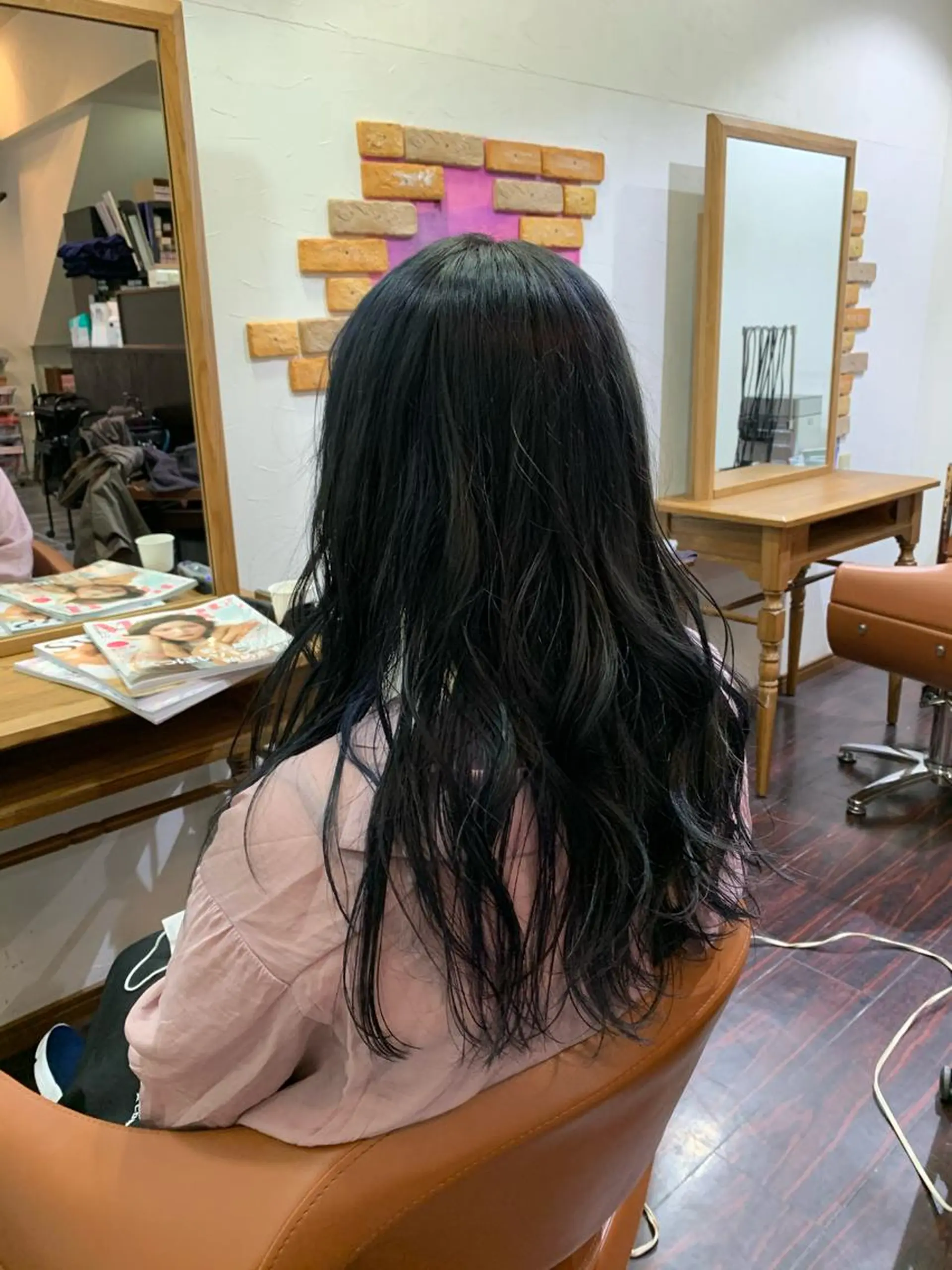 ロング カラー ブリーチ ネイビーカラー RIGO hair所属・トクシ ーのヘアスタイル