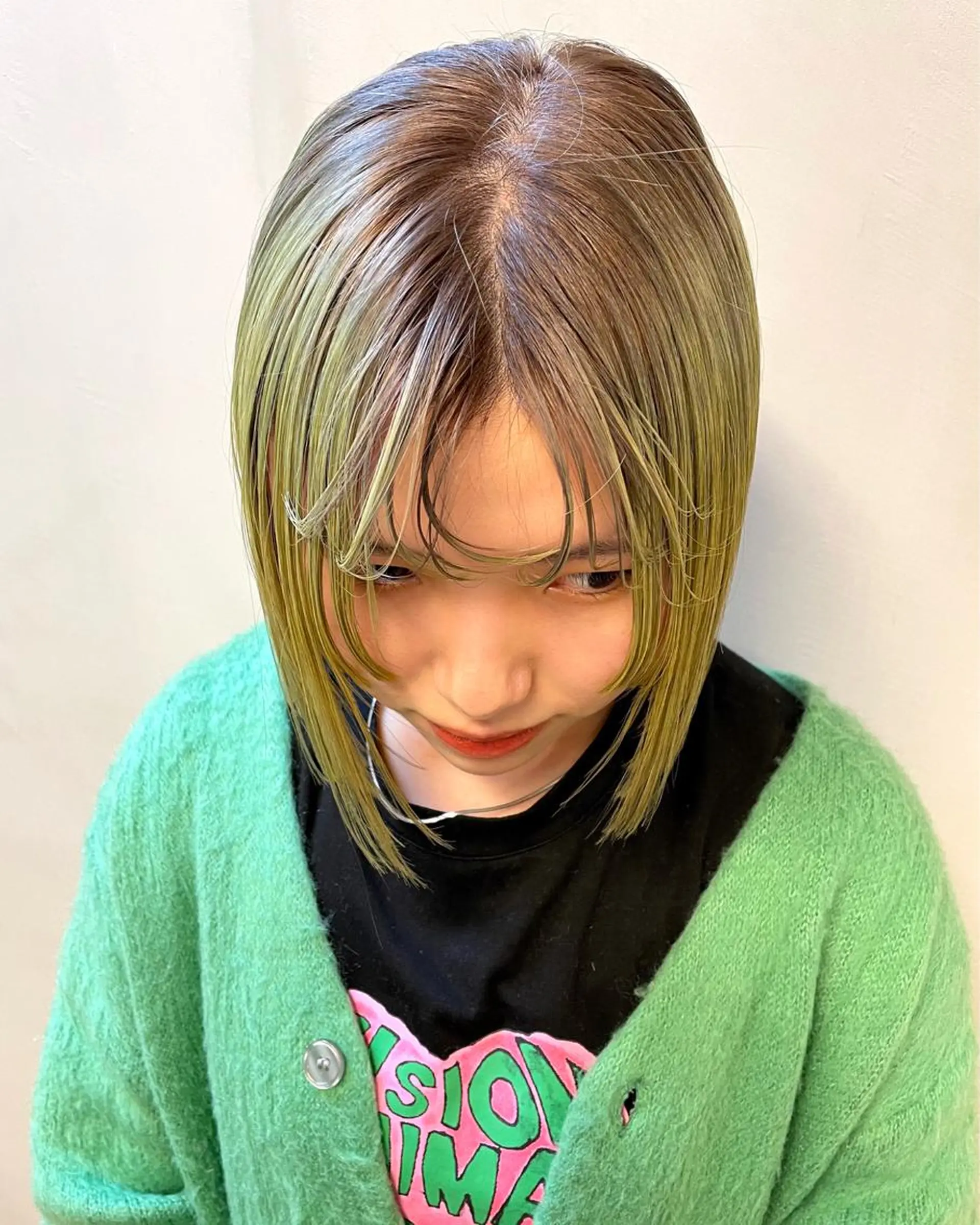 ミディアム カラー パーマ ヘアアレンジ メンズ キッズ ネイル マツエク・マツパ アイブロウ ベージュカラー イエローカラー 眉カラー 黄色 カット ヘアカラー トリートメント tatsumi/ボブ ウルフ/レイヤーのヘアスタイル