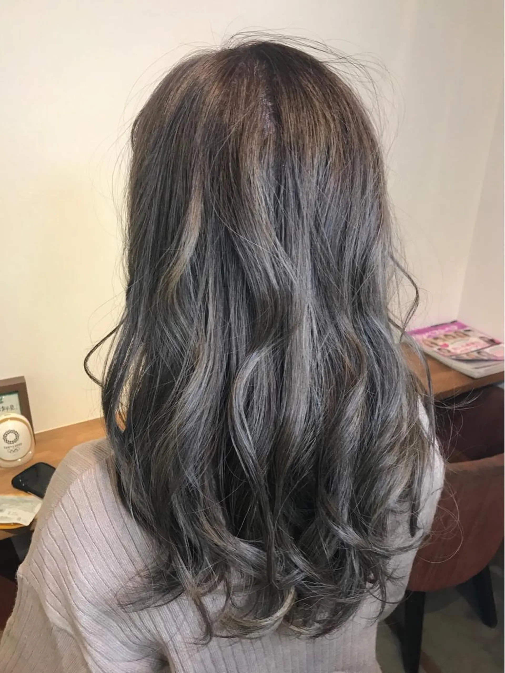 ロング カラー ハイライトカラー ハイライト chill out 南塚口本店のヘアスタイル