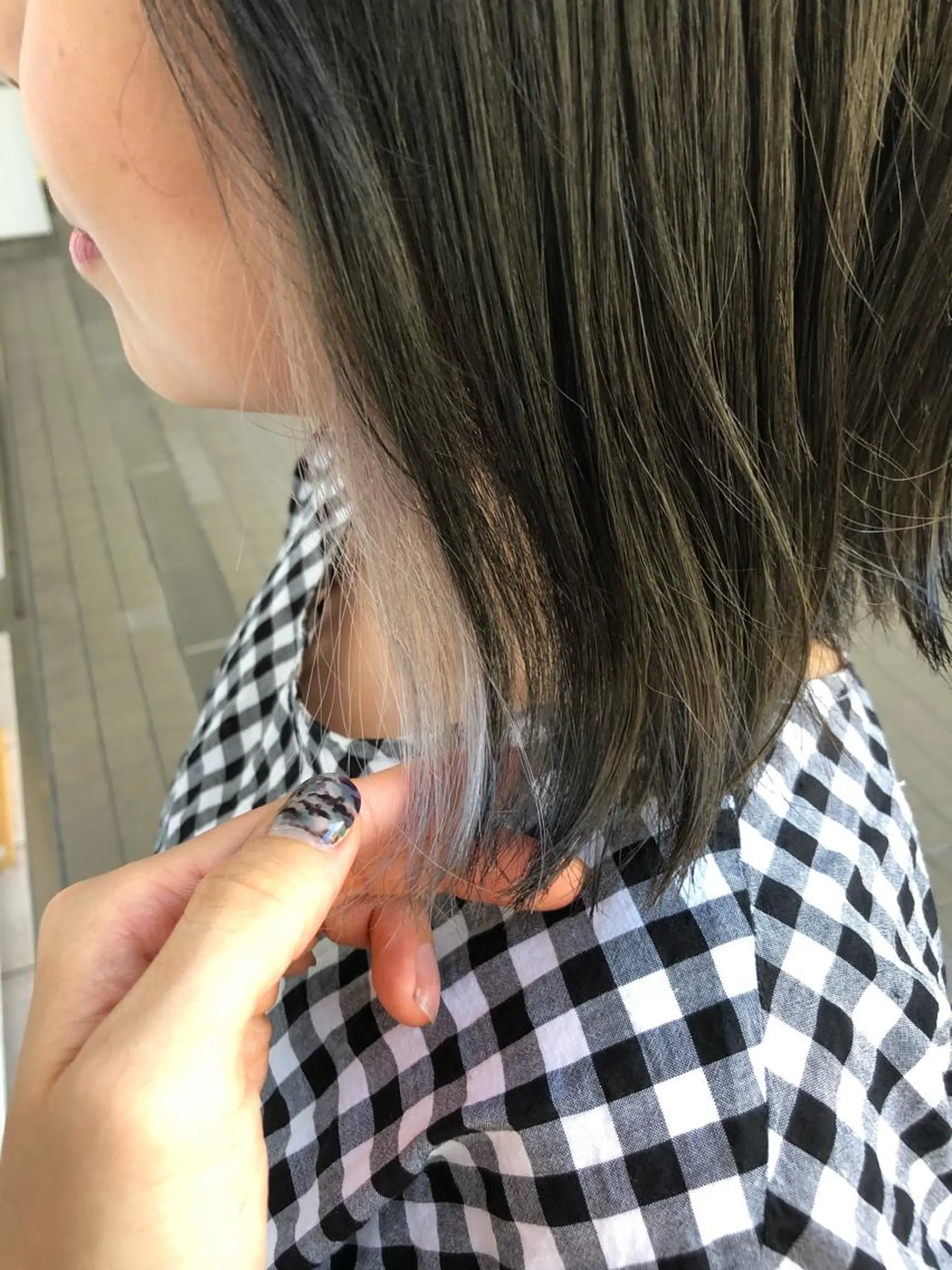 ミディアム カラー アッシュ ブリーチ インナーカラー ホワイトアッシュ カット ヘアカラー トリートメント SHAFT Ieiriのヘアスタイル