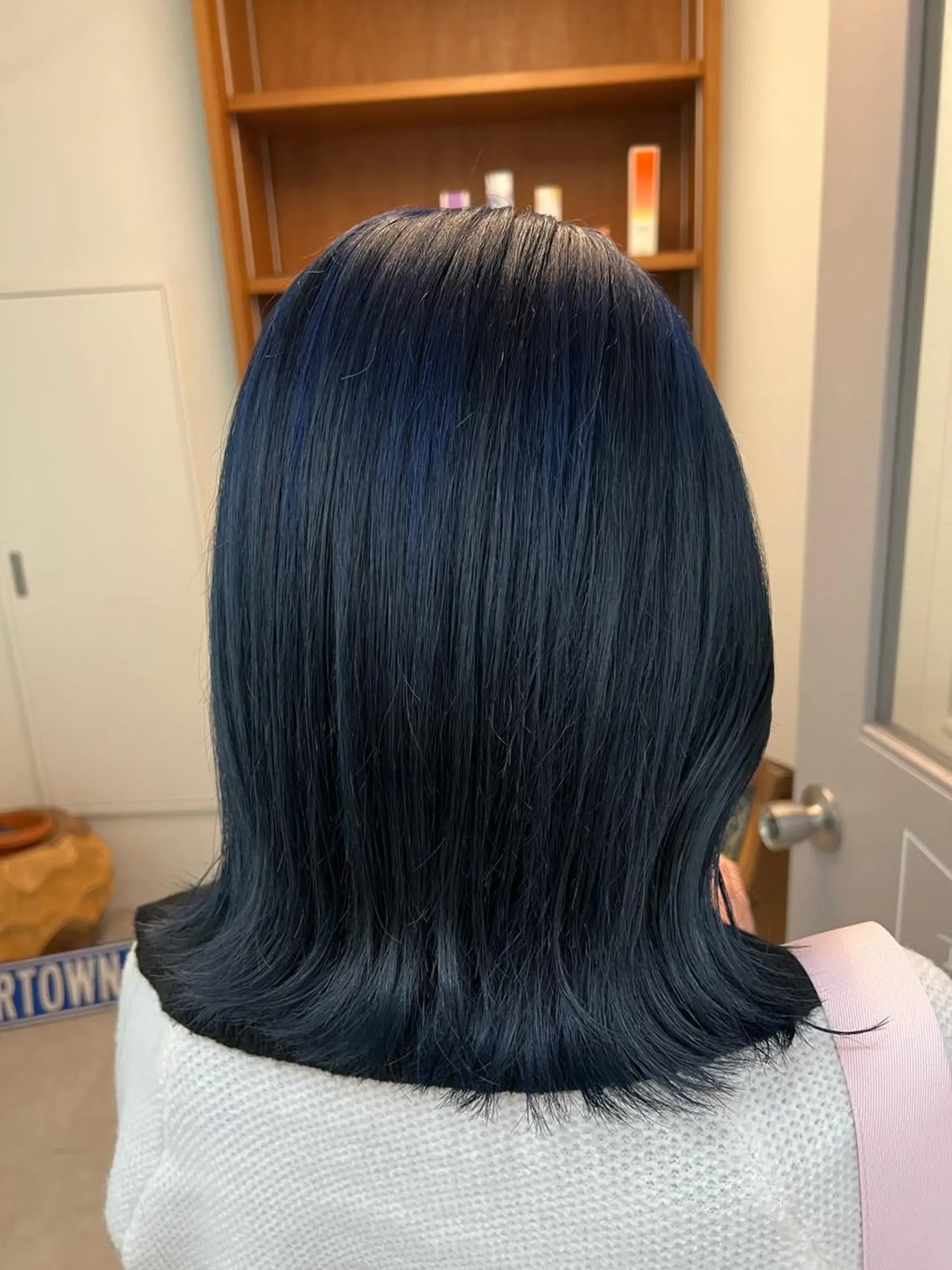 ミディアム カラー 黒髪 ブルーカラー ブルーブラック カット ヘアカラー Ami ブリーチ/ハイトーンのヘアスタイル