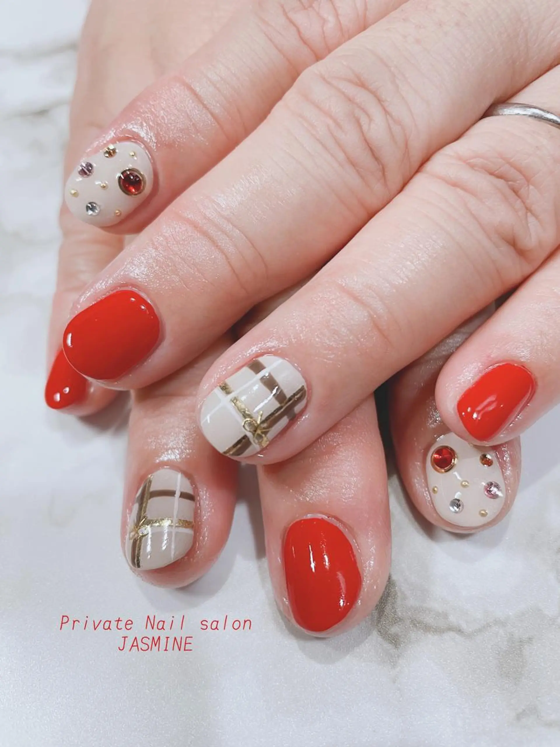 ネイル 赤色 ストーンネイル Nail salon JASMINEのネイルデザイン