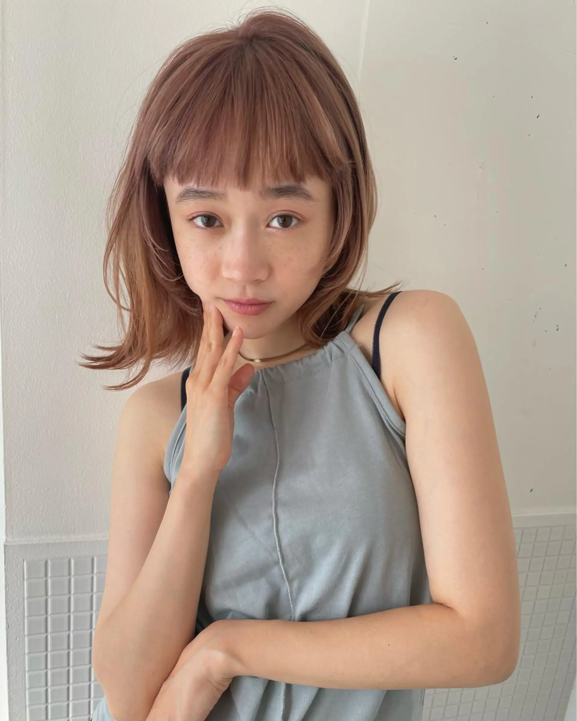 ミディアム カラー ブリーチ 顔まわりレイヤー レイヤーカット カット ヘアカラー ブリーチなしで透け感 暖色カラーボブaoiのヘアスタイル