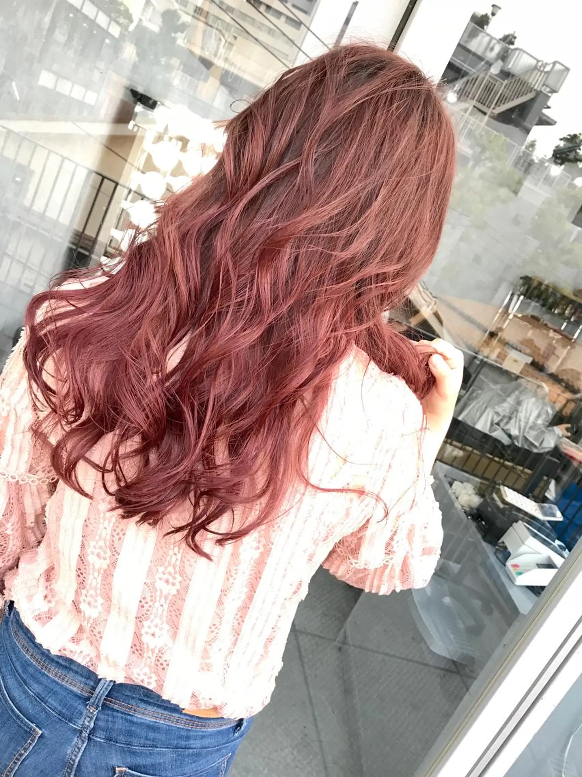 セミロング カラー カシス ピンクカラー TOMOYAレイヤー ブリーチ縮毛矯正のヘアスタイル