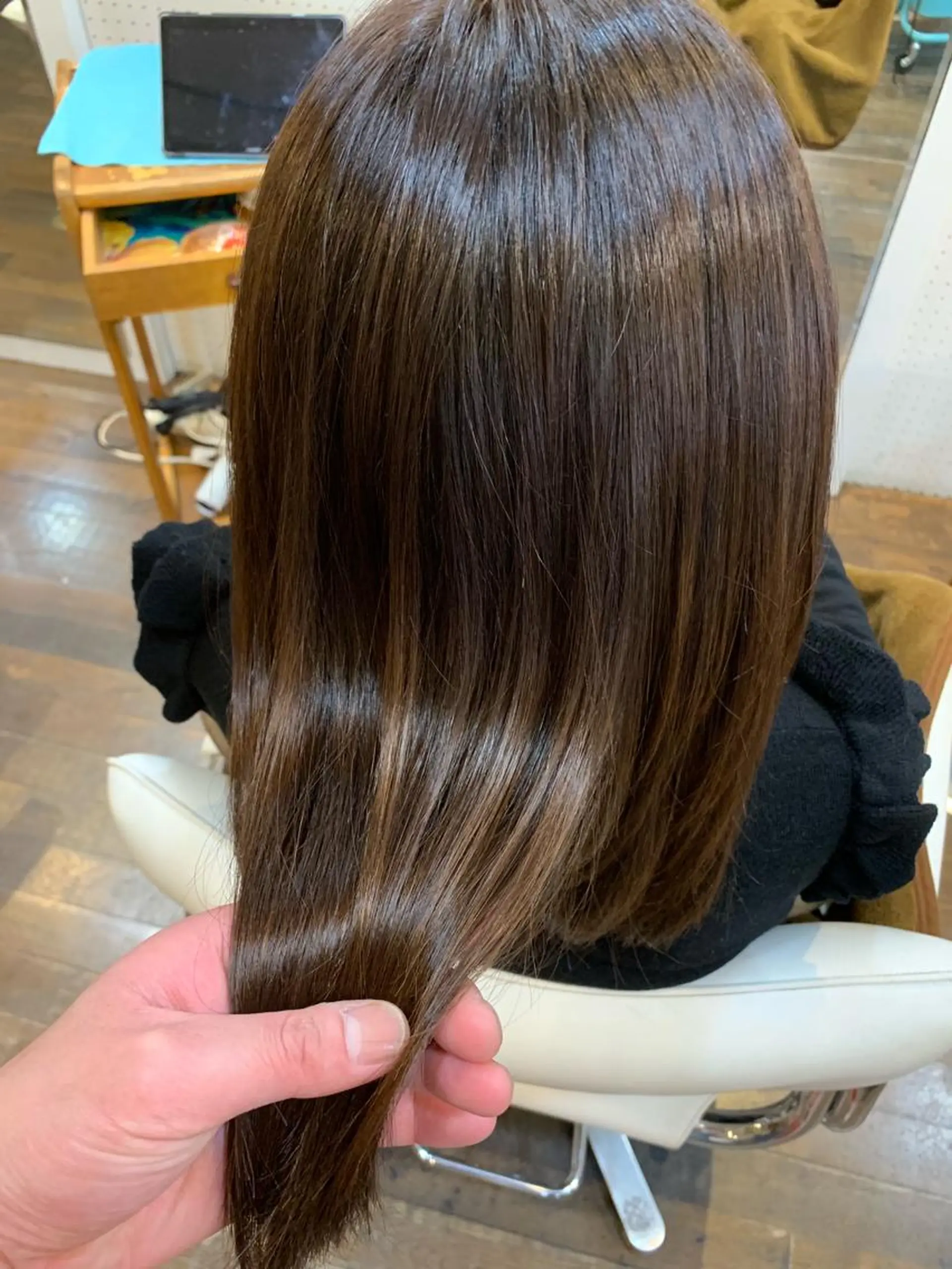 セミロング 縮毛矯正 Brooch ブローチのヘアスタイル