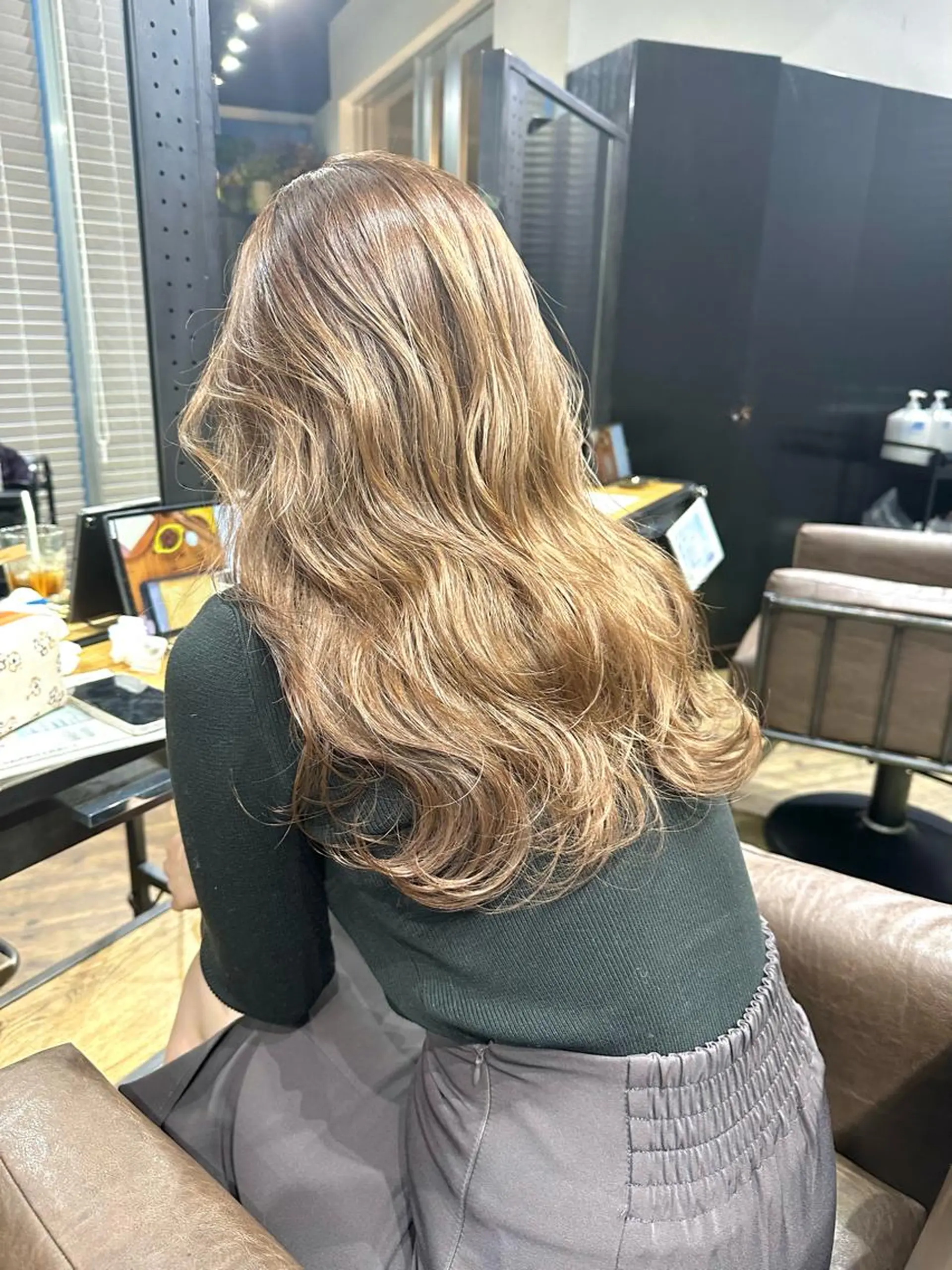 ミディアム カラー ベージュカラー グレージュ シルバー シルバーグレージュ ヘアカラー トリートメント ARCANAブリーチ レイヤーカット/原宿のヘアスタイル