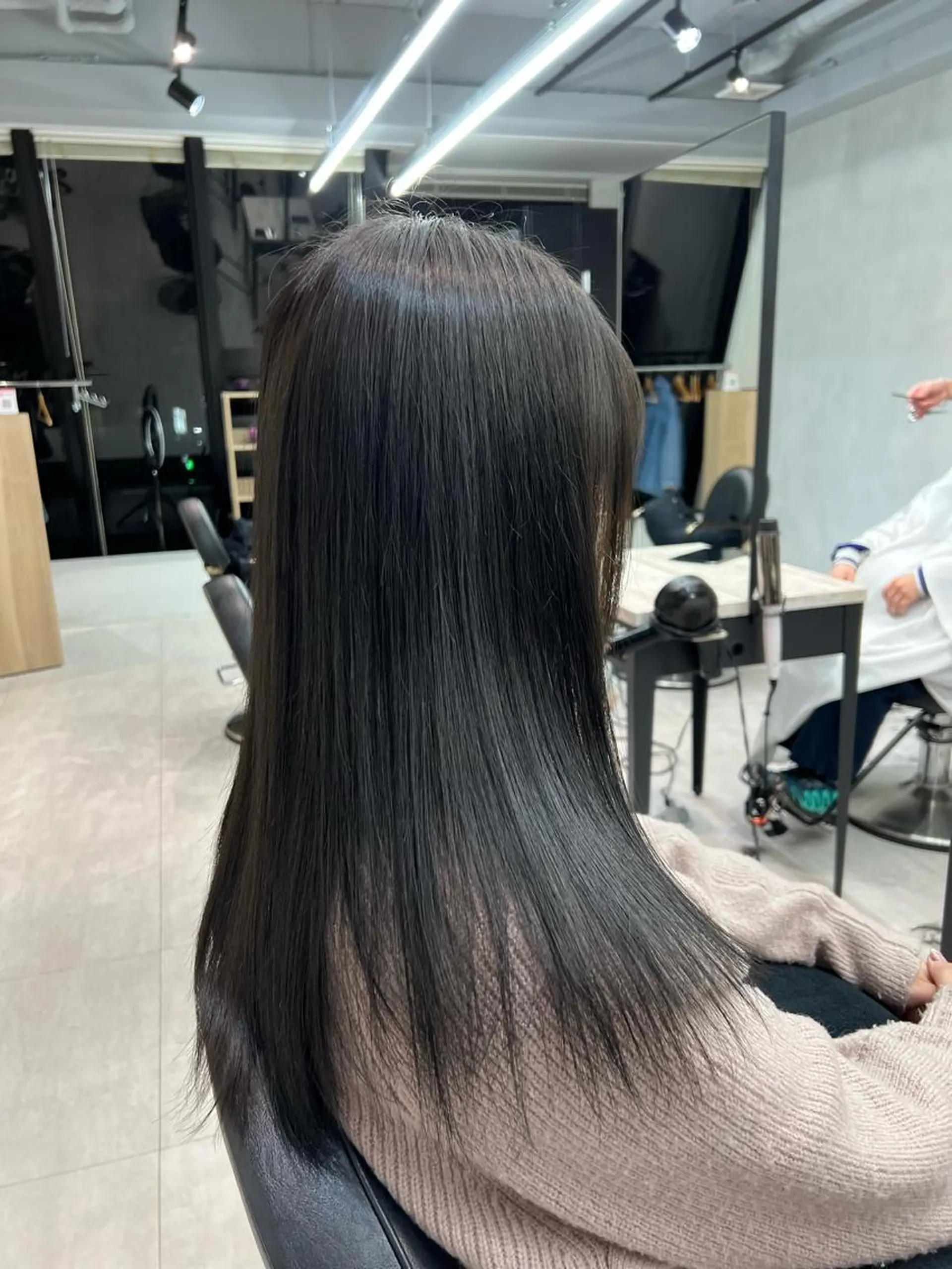 カラー 黒髪 小森聖奈 韓国風レイヤーカットのヘアスタイル