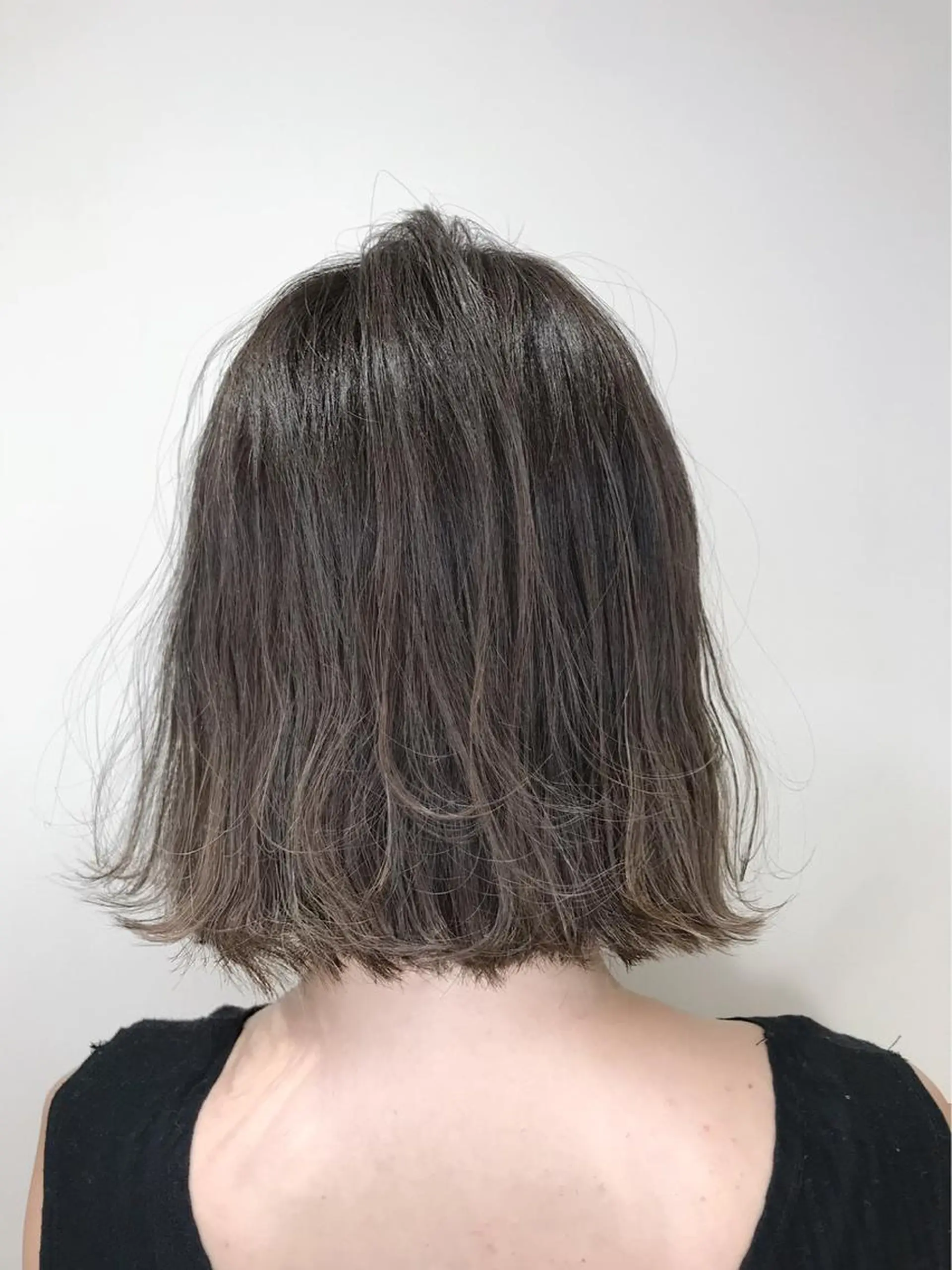 ショート カラー 切りっぱなしボブ グラデーションカラー グレージュ ハイライトカラー イルミナカラー カット ヘアカラー ボブ・レイヤーカット 吉敷航一のヘアスタイル