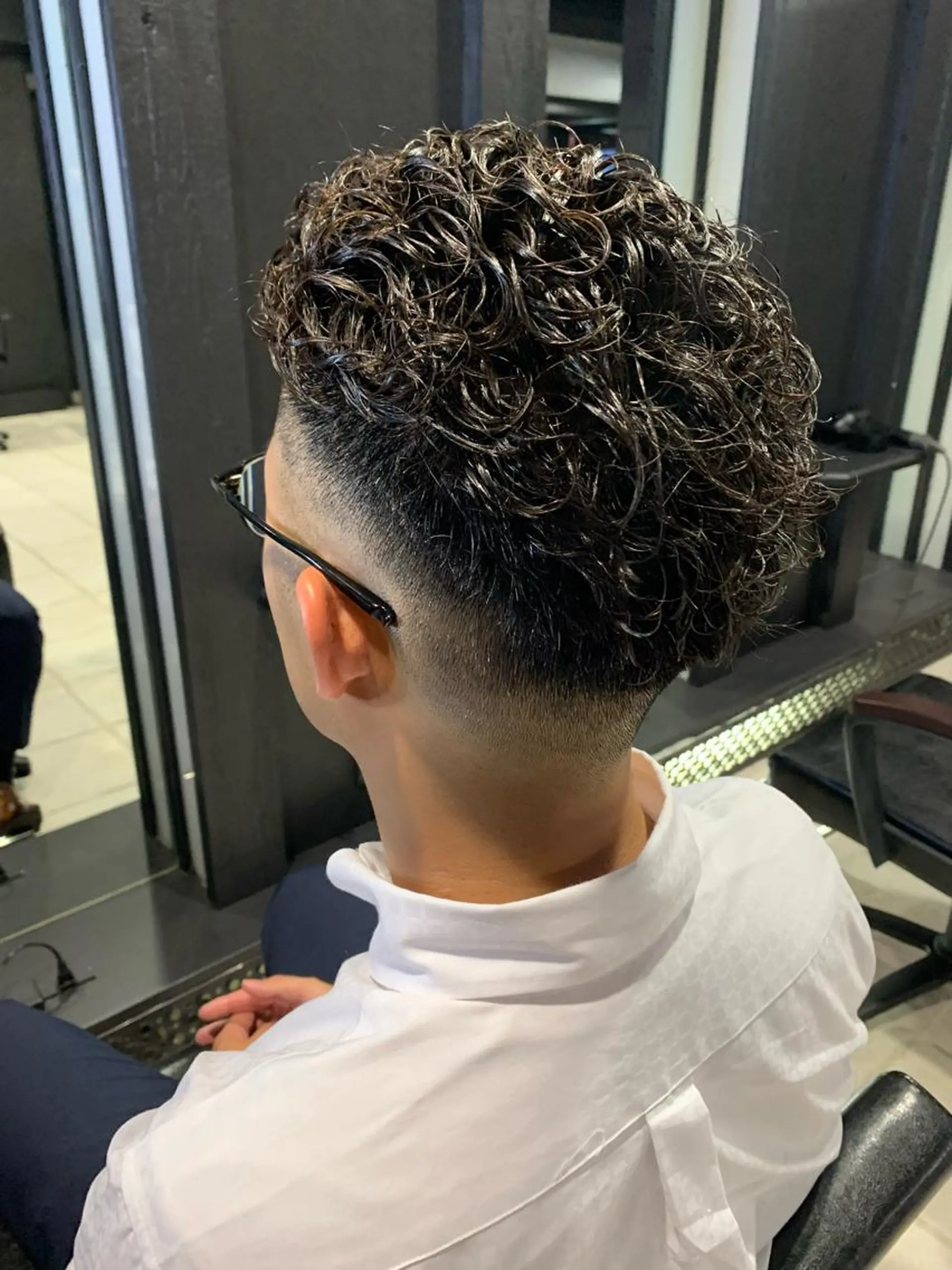 ショート メンズ メンズハイライト メンズパーマ プードルパーマ スペインカール スパイキーショート メンズパーマ/難波/ 心斎橋　室園亮佑のヘアスタイル