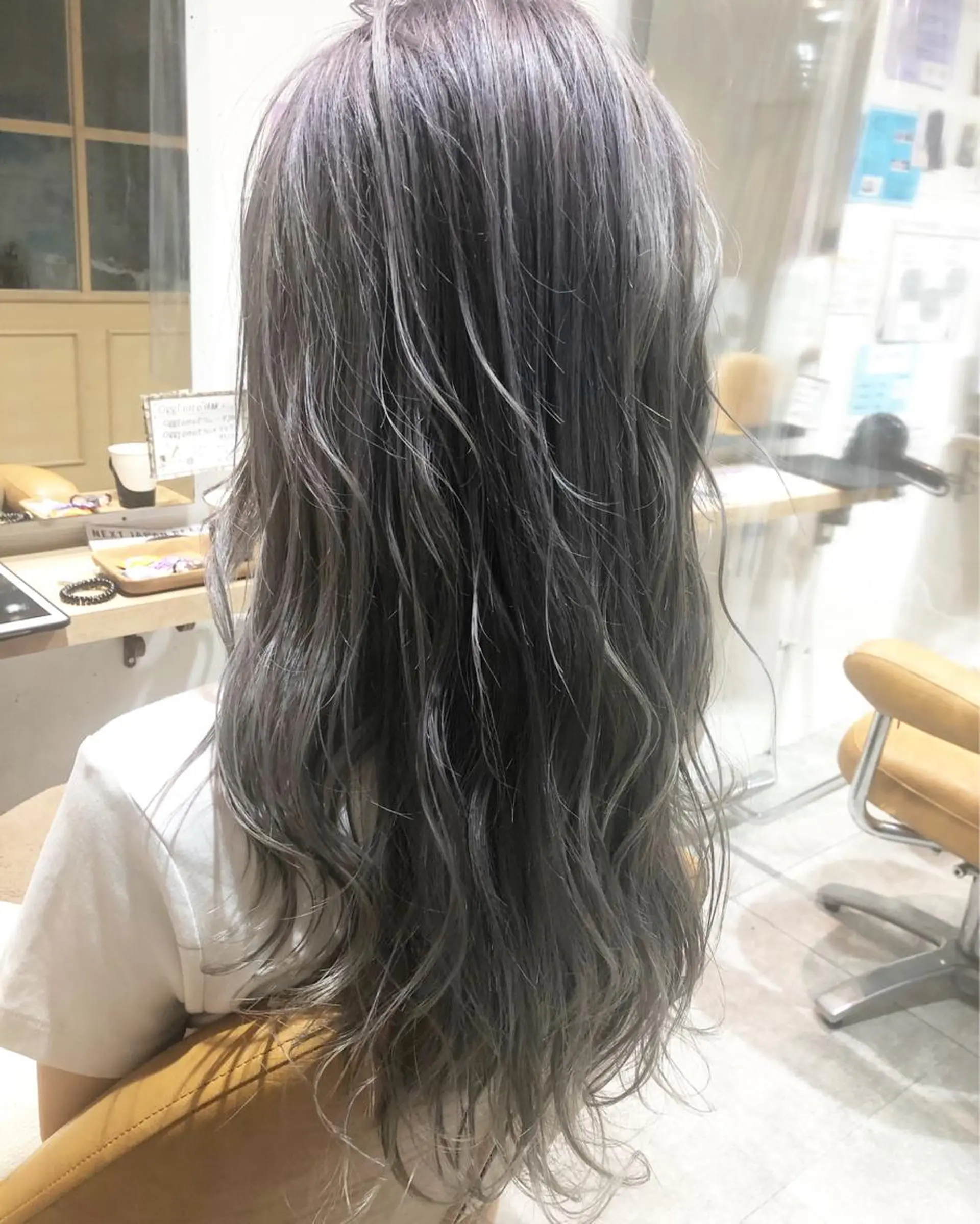 ロング カラー ブリーチ シルバー 田辺 黎花のヘアスタイル