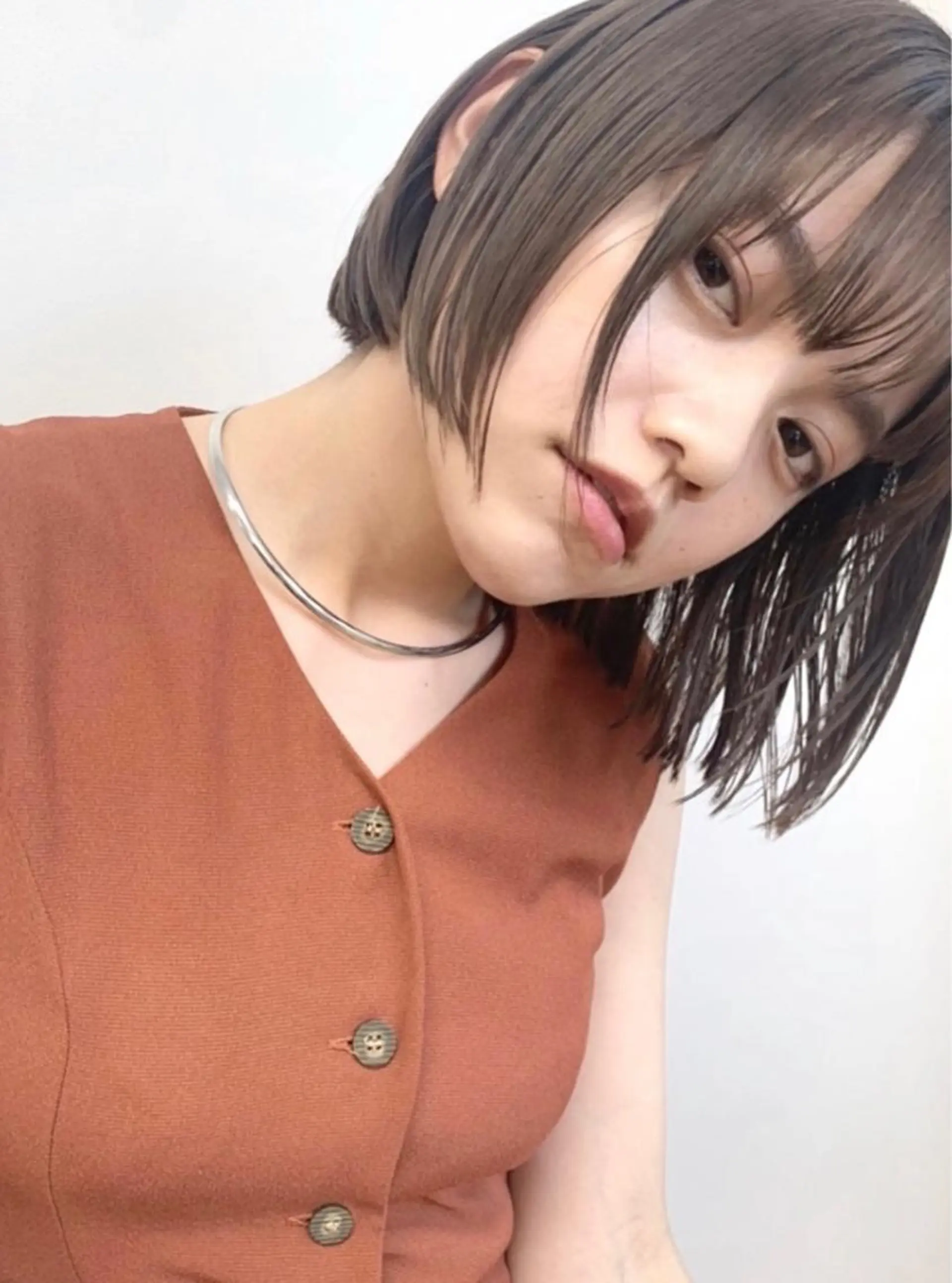 ミディアム カラー 透明感カラー グレージュ ハイトーンカラー KYARA HALF 【アカデミー】のヘアスタイル