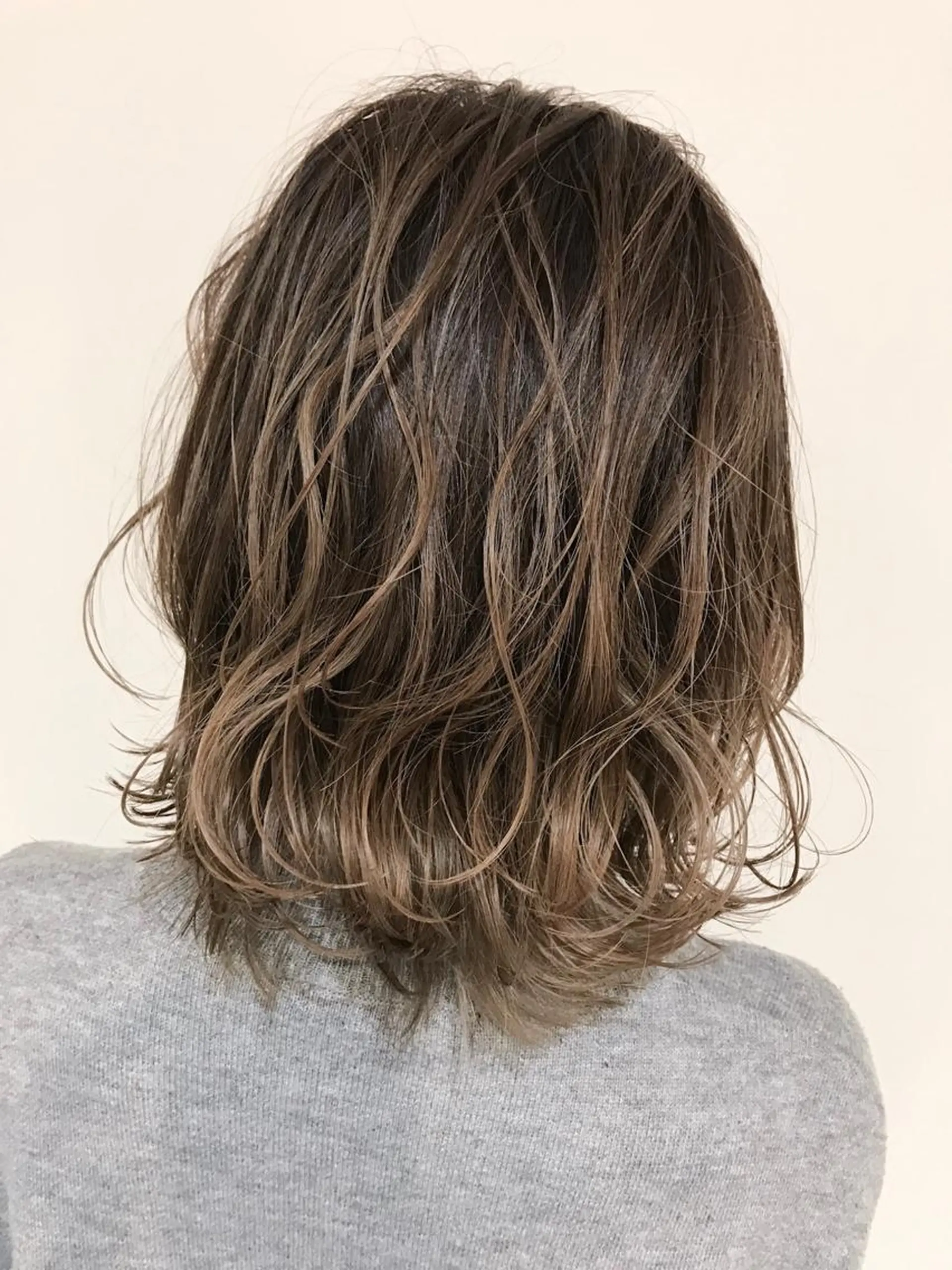 ショート カラー アッシュ アッシュグレー アッシュグレージュ バレイヤージュ ブルーカラー AMI Hair  supply所属・髪質改善カラー 韓国風レイヤーのヘアスタイル