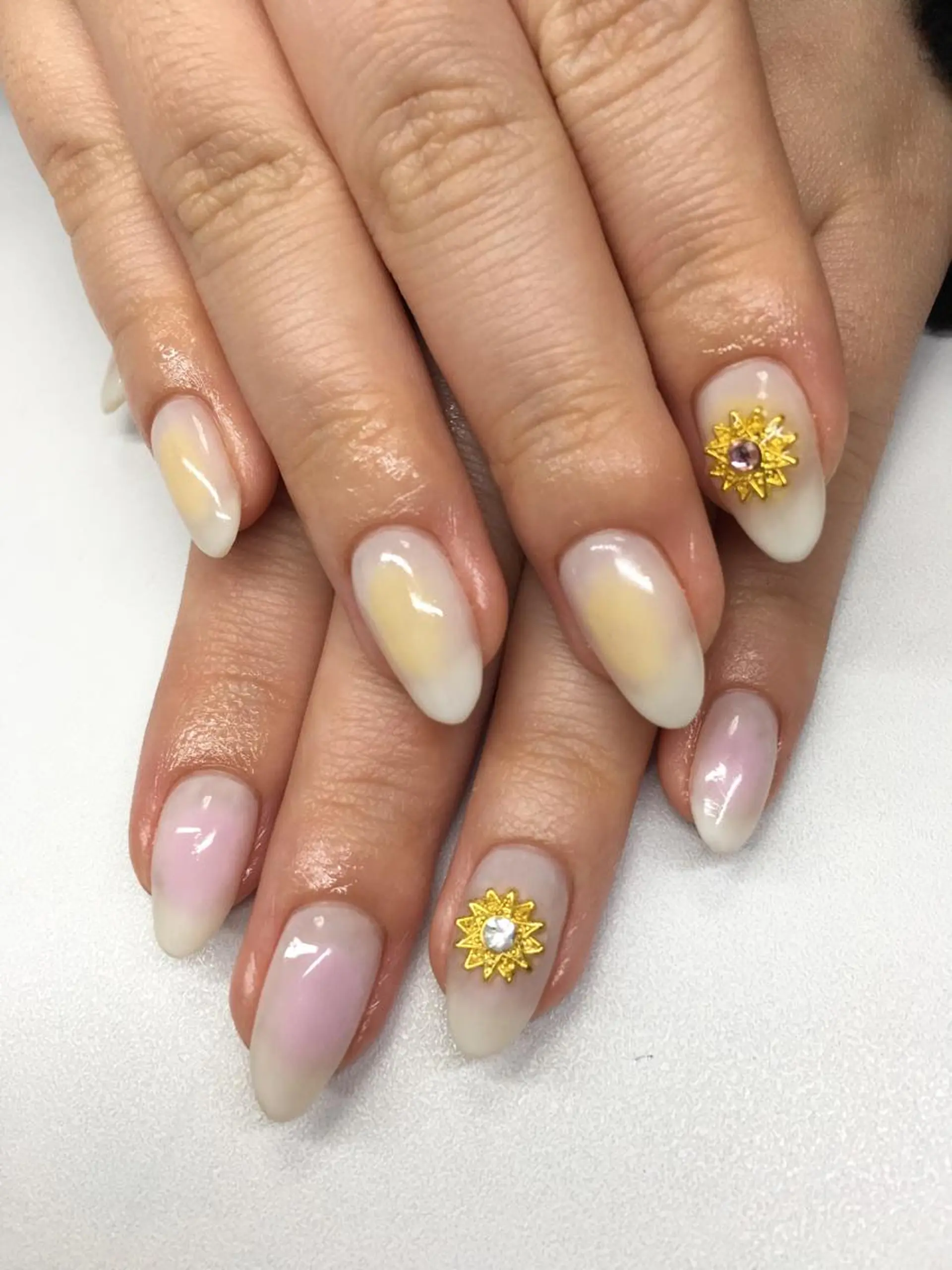 ネイル チークネイル パステルネイル パープル 黄色 ハンドネイル glow_ nailのネイルデザイン