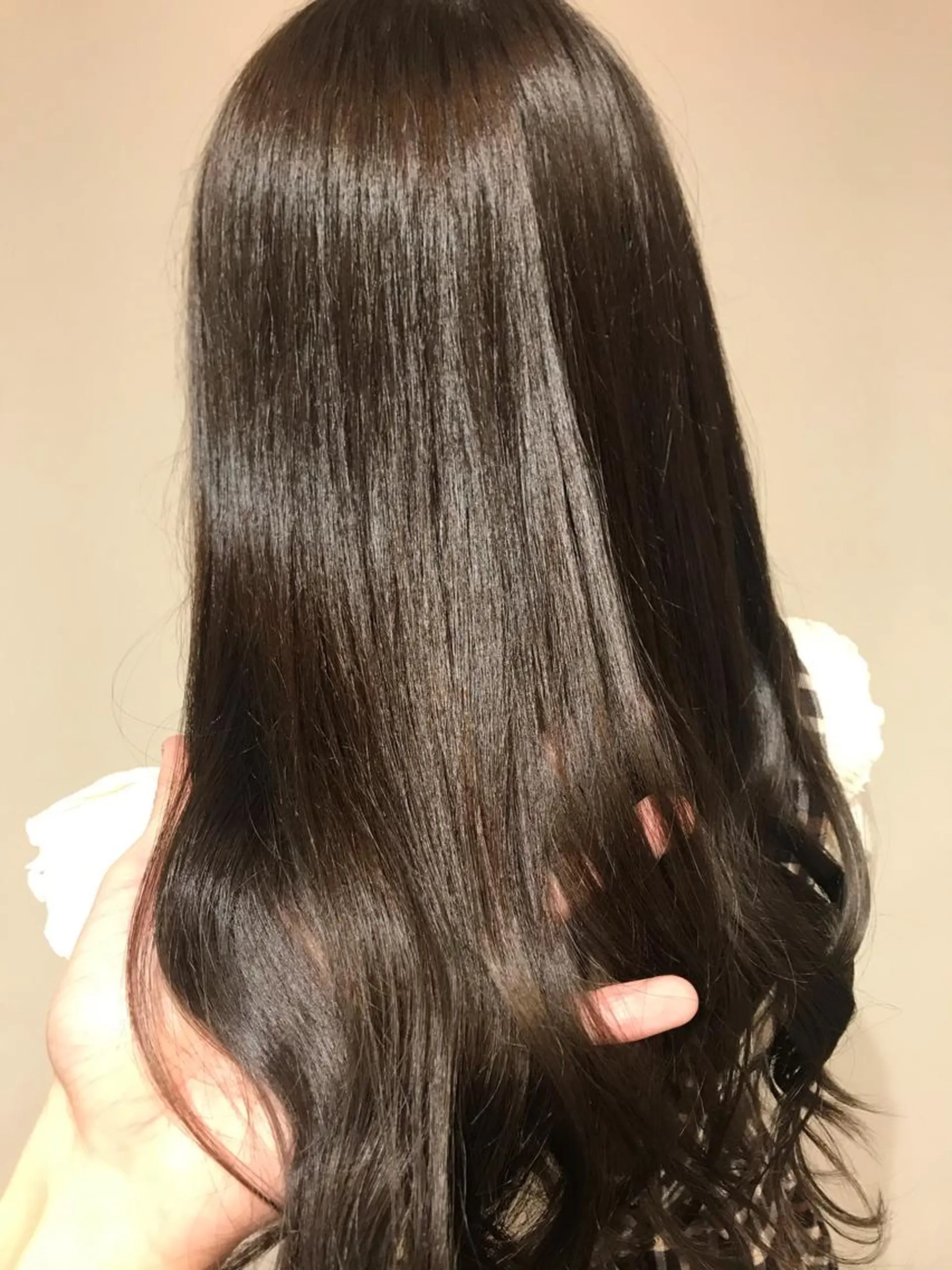 ミディアム カラー アッシュ アッシュグレー アッシュグレージュ バレイヤージュ ベージュカラー AMI Hair  supply所属・髪質改善カラー 韓国風レイヤーのヘアスタイル