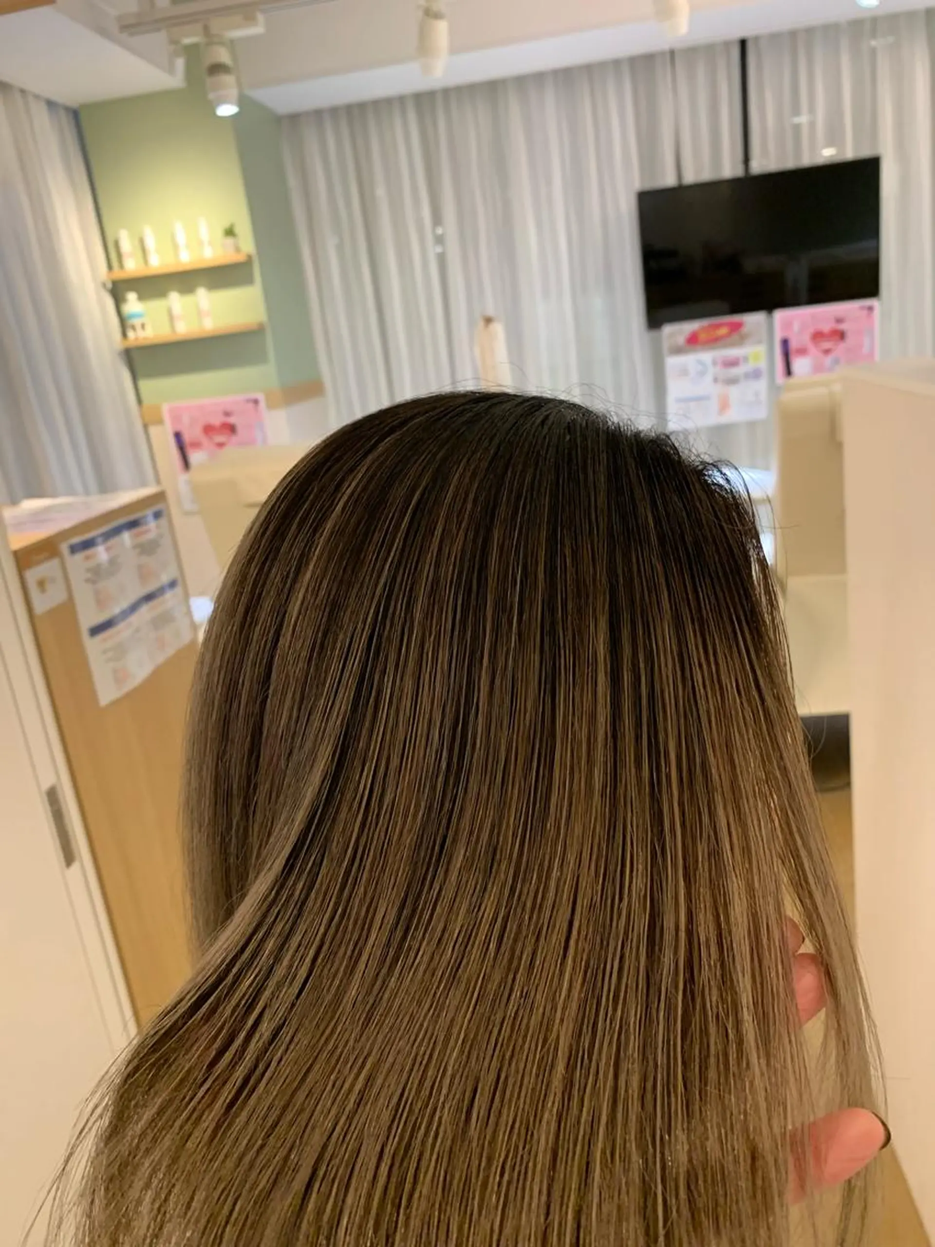 ミディアム レイヤーカット サロウィン(SALOWIN)原宿iori店所属・れい🫧 ハイトーン特化のヘアスタイル