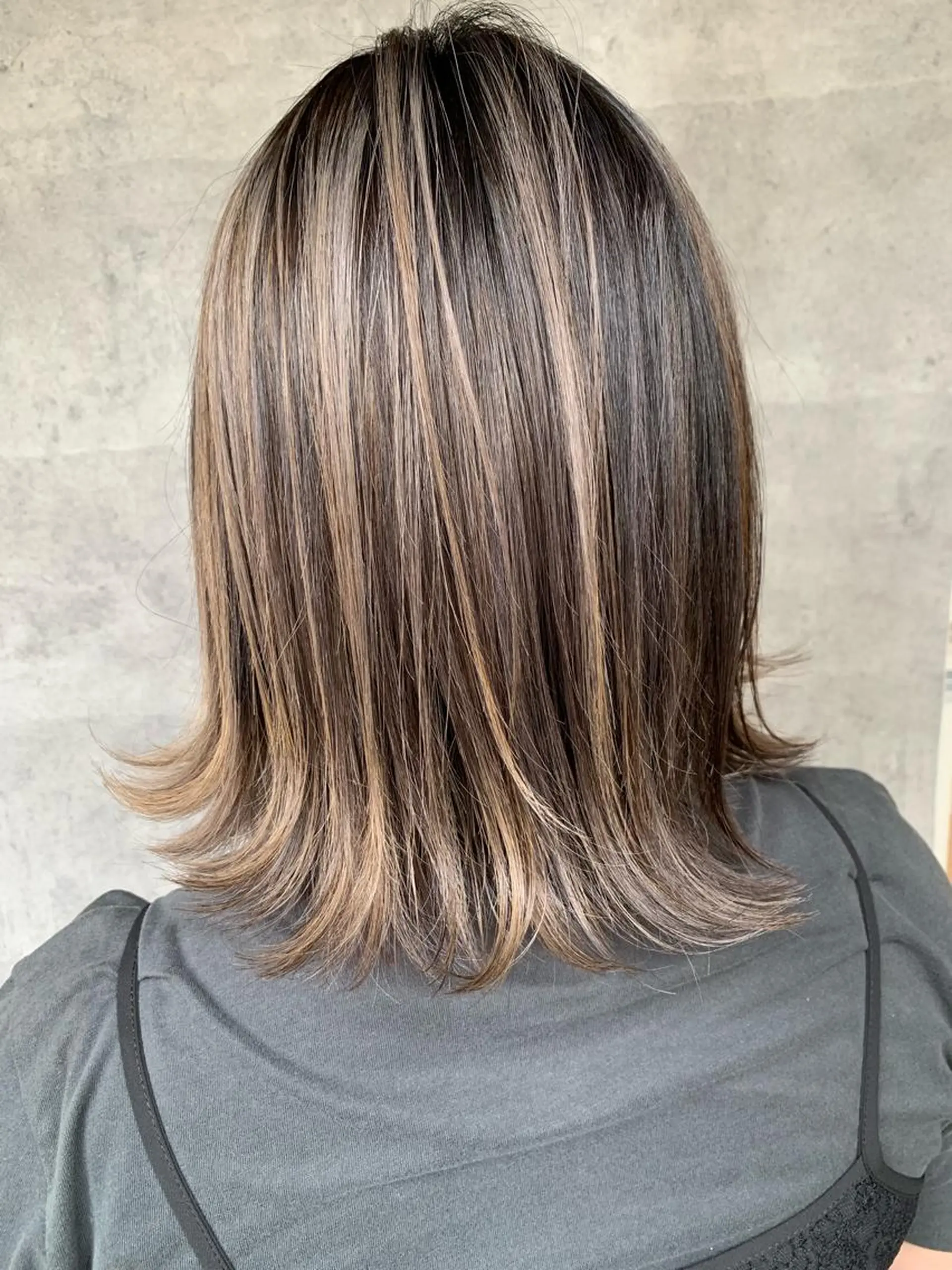 ミディアム ハイライト レイヤーカット ヘアカラー トリートメント 田中 聖也のヘアスタイル