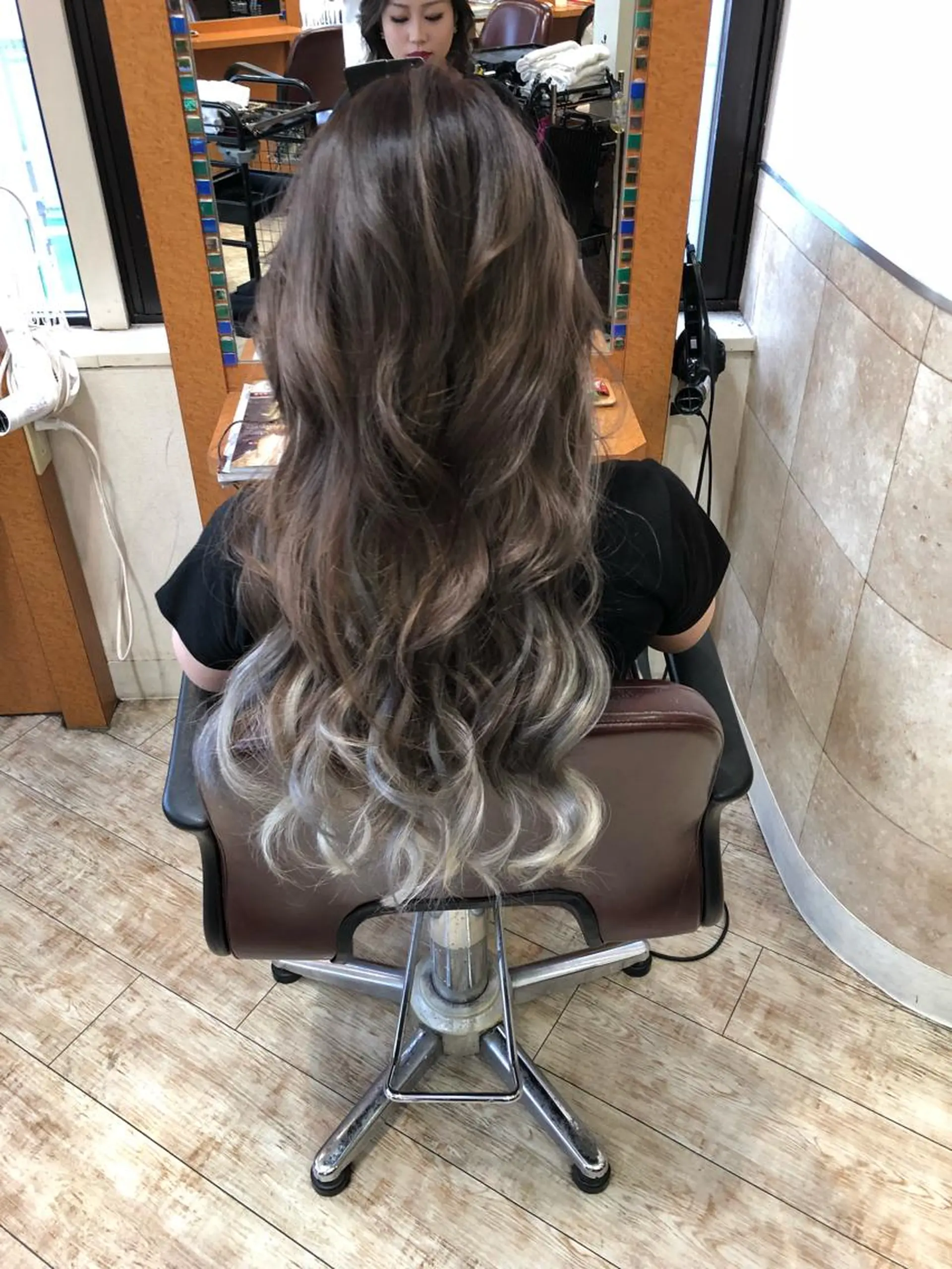 ロング カラー ブリーチ グラデーションカラー ラベンダーカラー エクステ 100%髪質改善特化 TRUNSのヘアスタイル