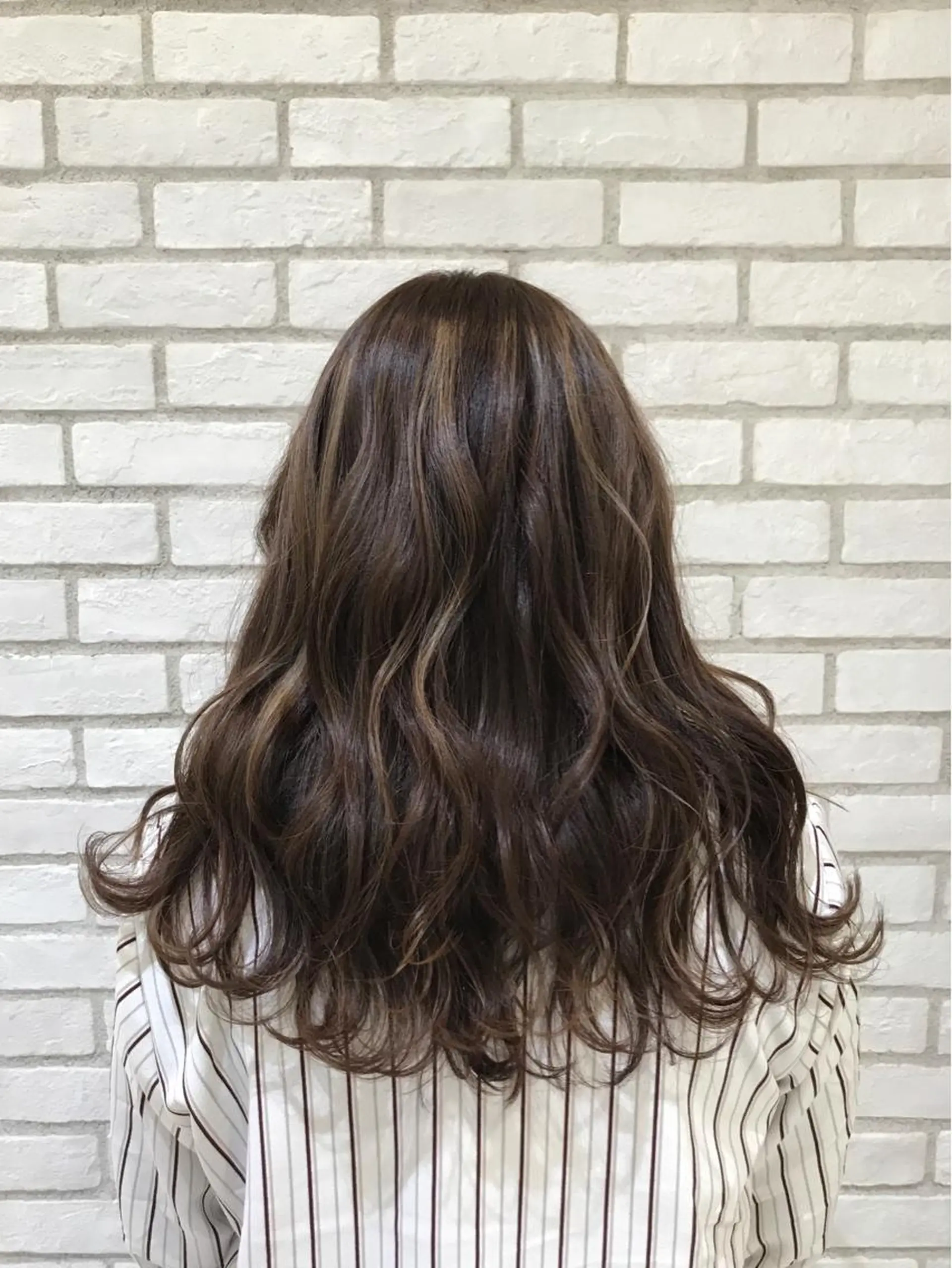 ミディアム カラー アッシュ ハイライトカラー シルバー シルバーアッシュ ハイライト Ash 戸田公園店のヘアスタイル