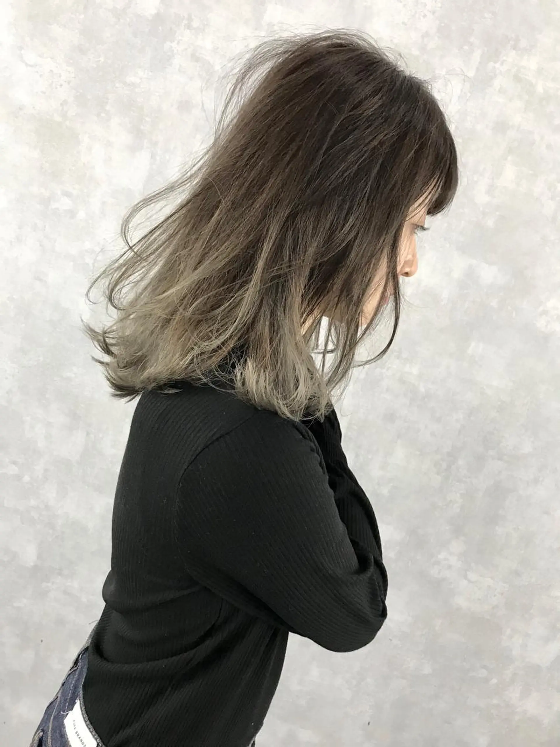 ミディアム カラー グレージュ TOMOYAレイヤー ブリーチ縮毛矯正のヘアスタイル