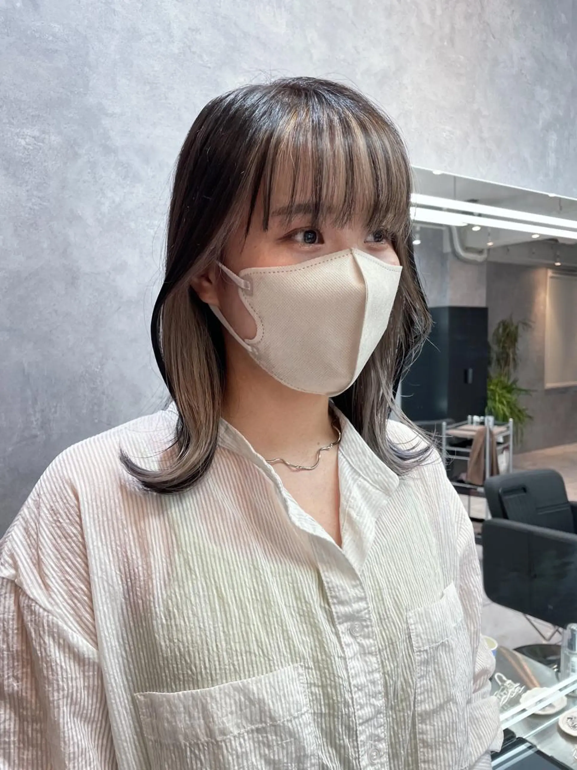 ミディアム カラー ベージュカラー ブリーチ インナーカラー ホワイトベージュ _WHITE 天神店 YUMEKA🐻のヘアスタイル